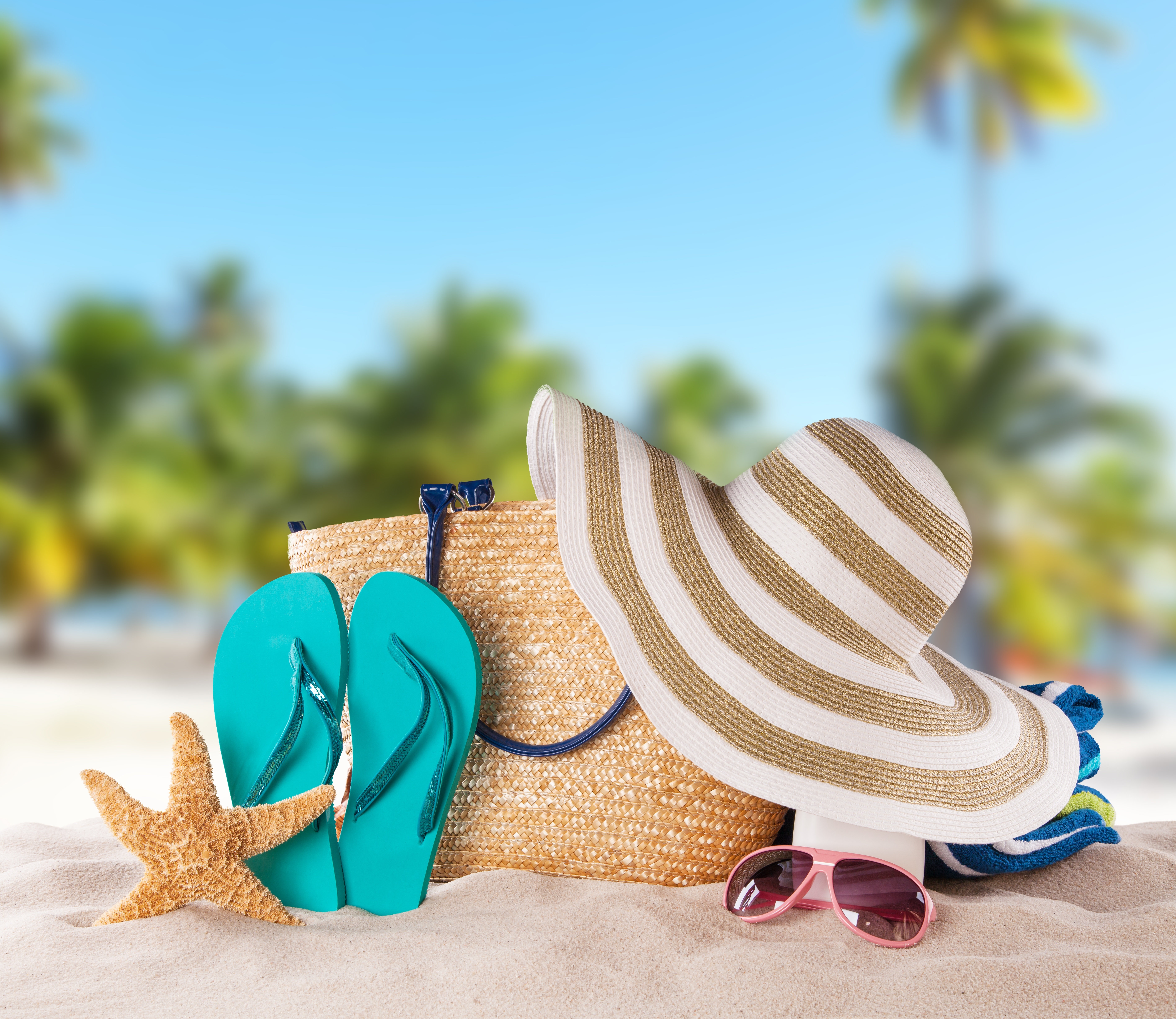 Шляпа на пляже. Лето отпуск. Пляжные принадлежности. Отпуск у моря. Пляжные аксессуары.