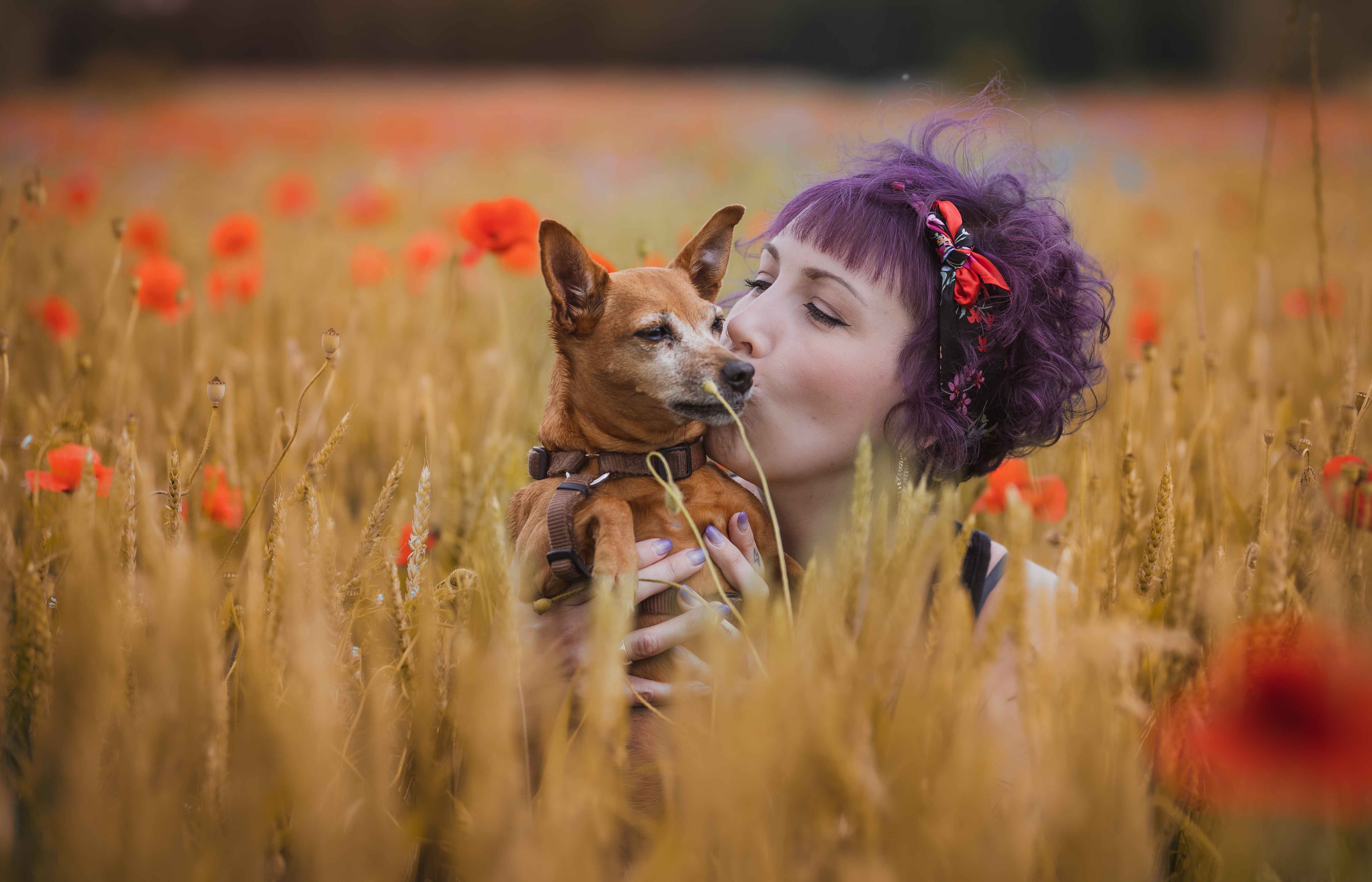 Girl two dog. Девушка с собакой фотосессия. Девушка и собака лето. Фотосессия с собакой и девушкой весной.