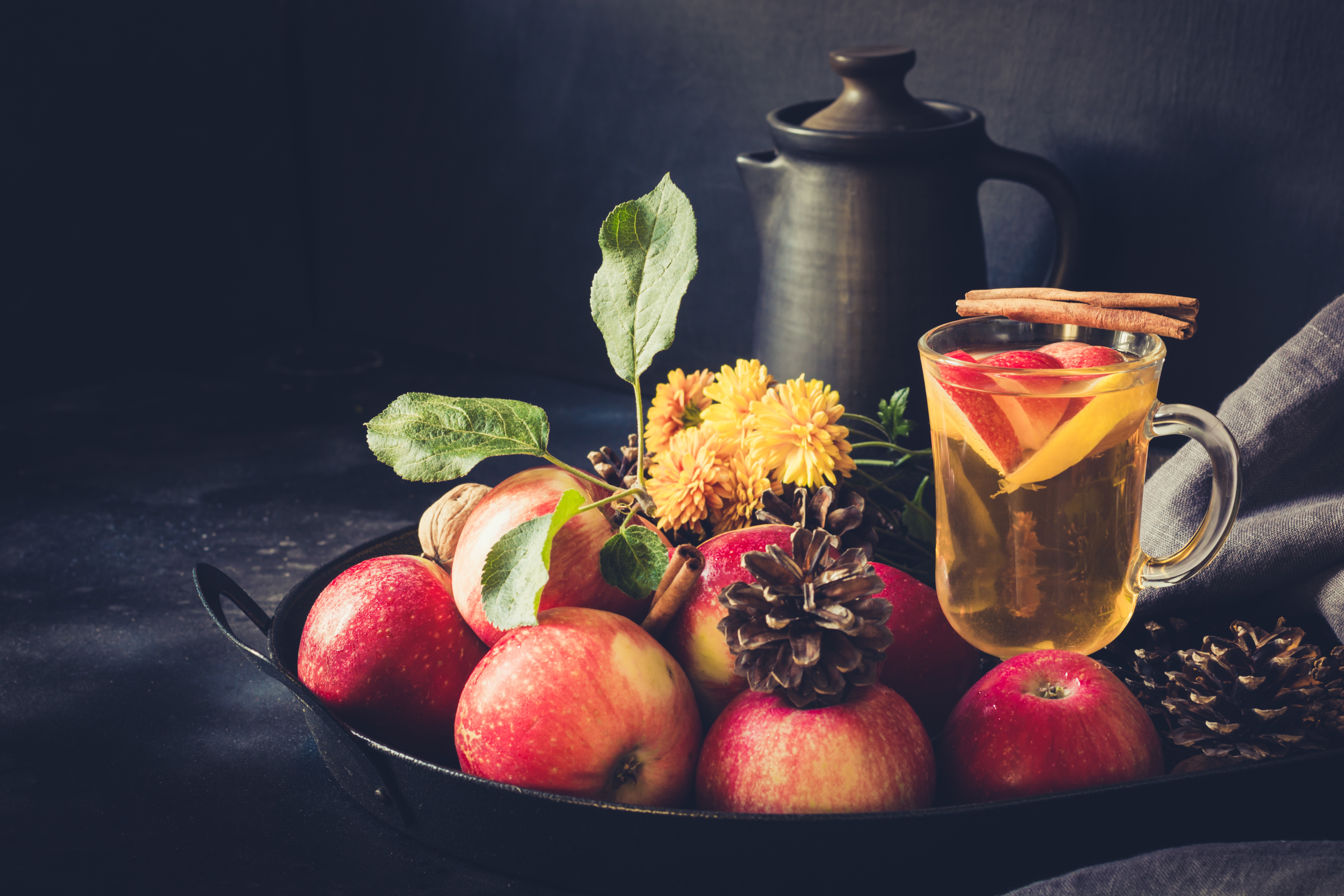 Черный чай с яблоком. Apple Cinnamon чай. Чай с яблоком. Натюрморт с яблоками. Натюрморт с чаем и фруктами.