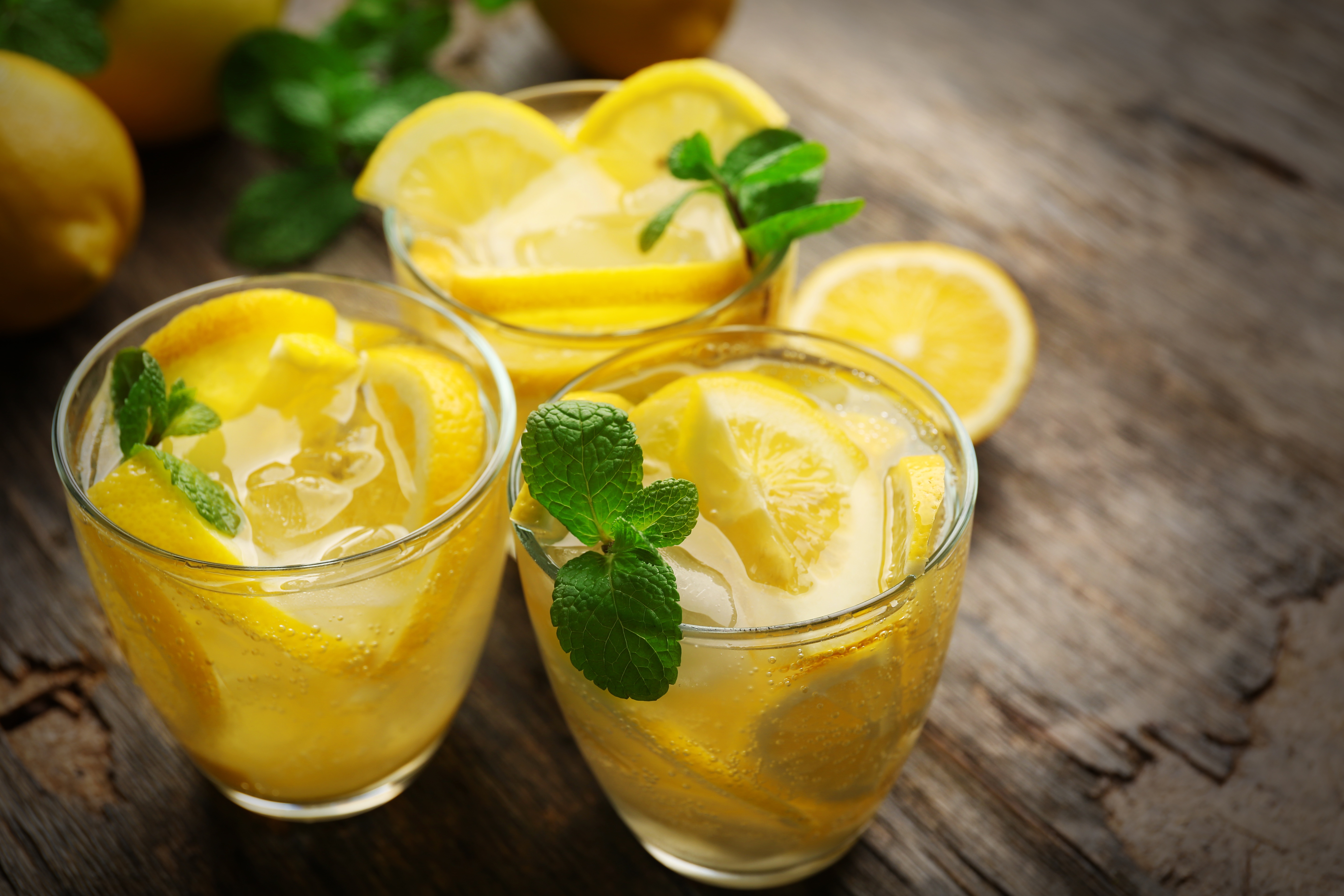 Вода с лимоном в ресторане. Лимонад цитрус мята. Лимонад Lemon мята. Лимонный Мохито. Лимонад Fresh Lemon.