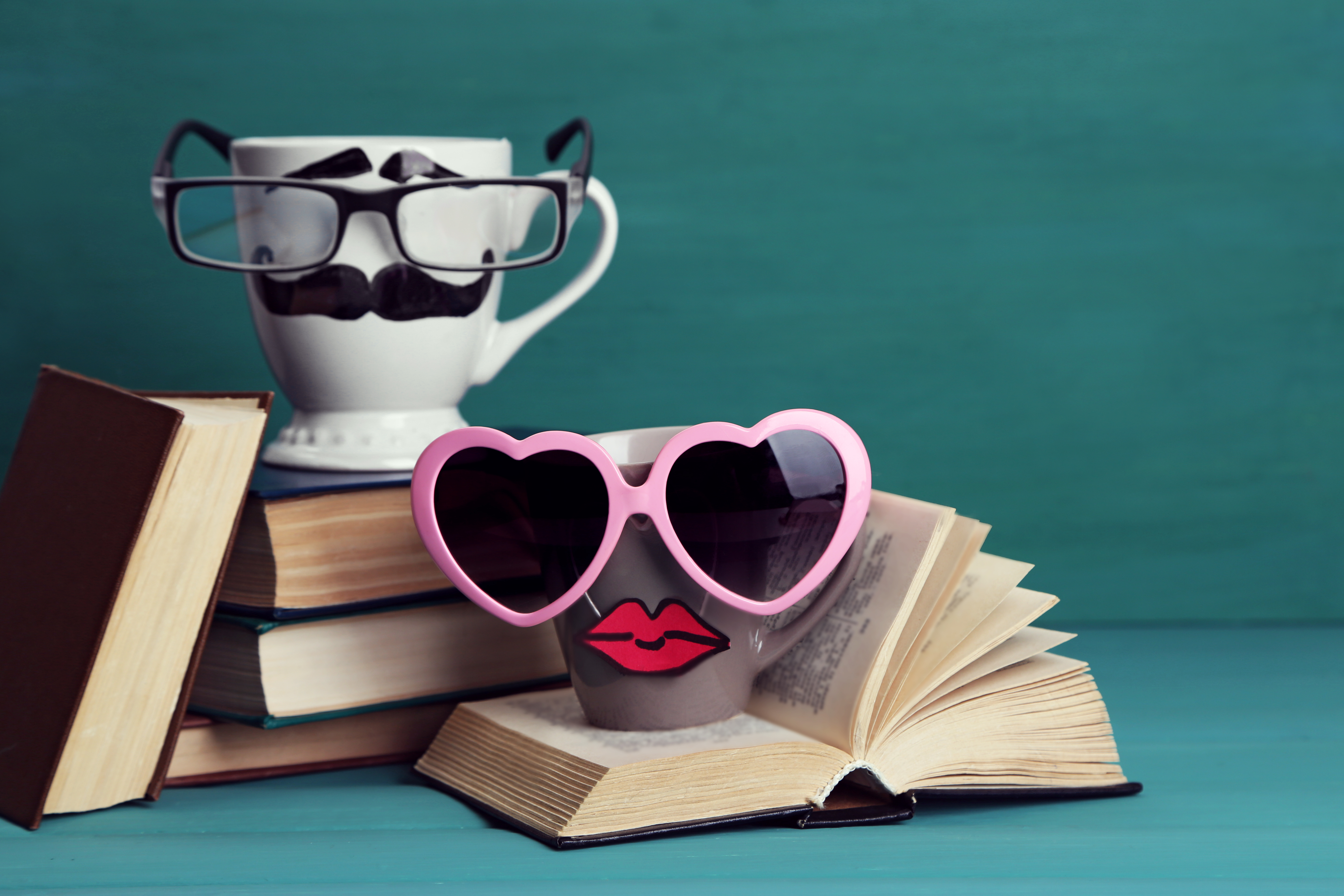 Аватарка книги. Книга и очки. Книга с очками. Кофе с книгой и очками. Очки на столе.