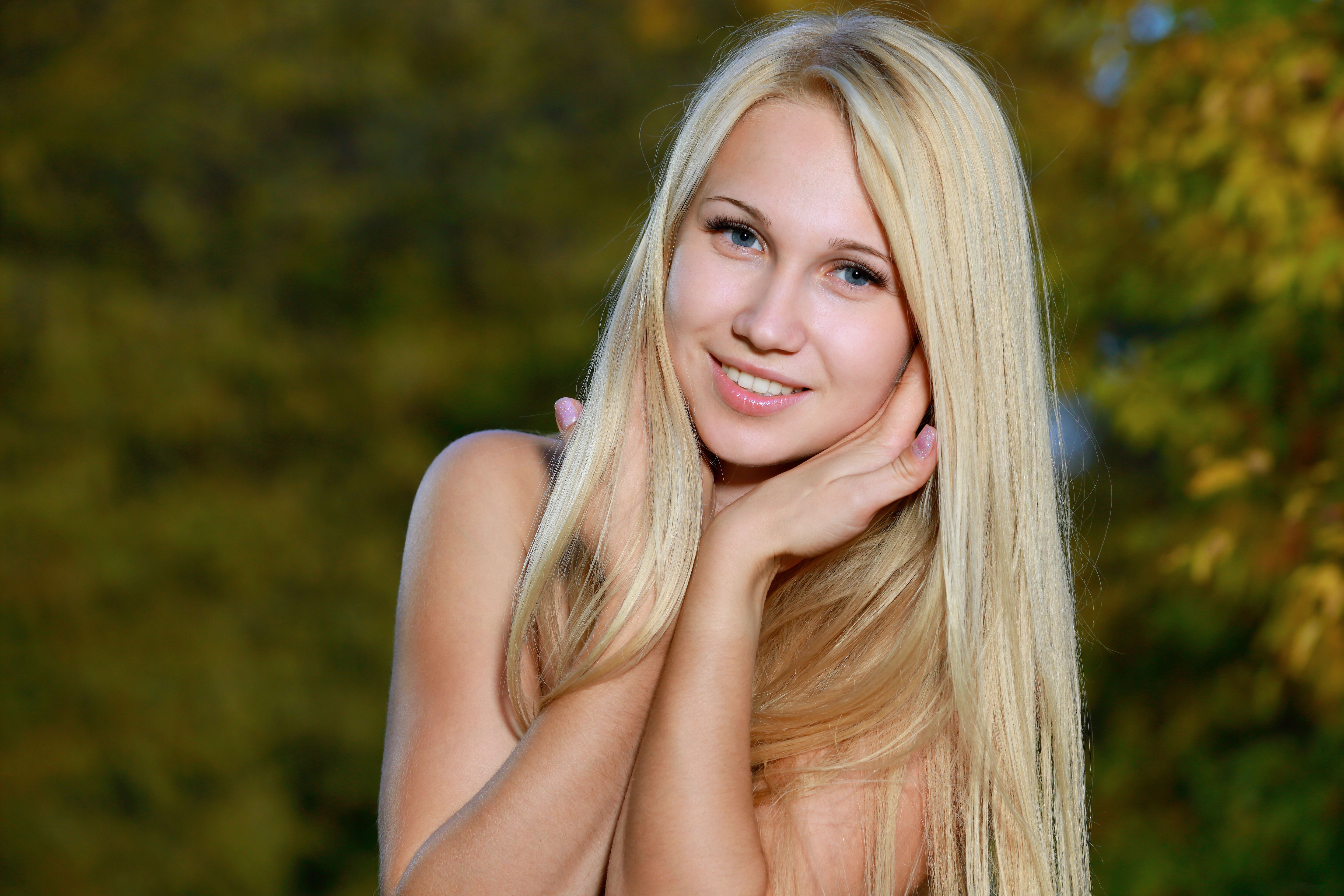 smiling, low light, 1girl, blonde_h - OpenDream