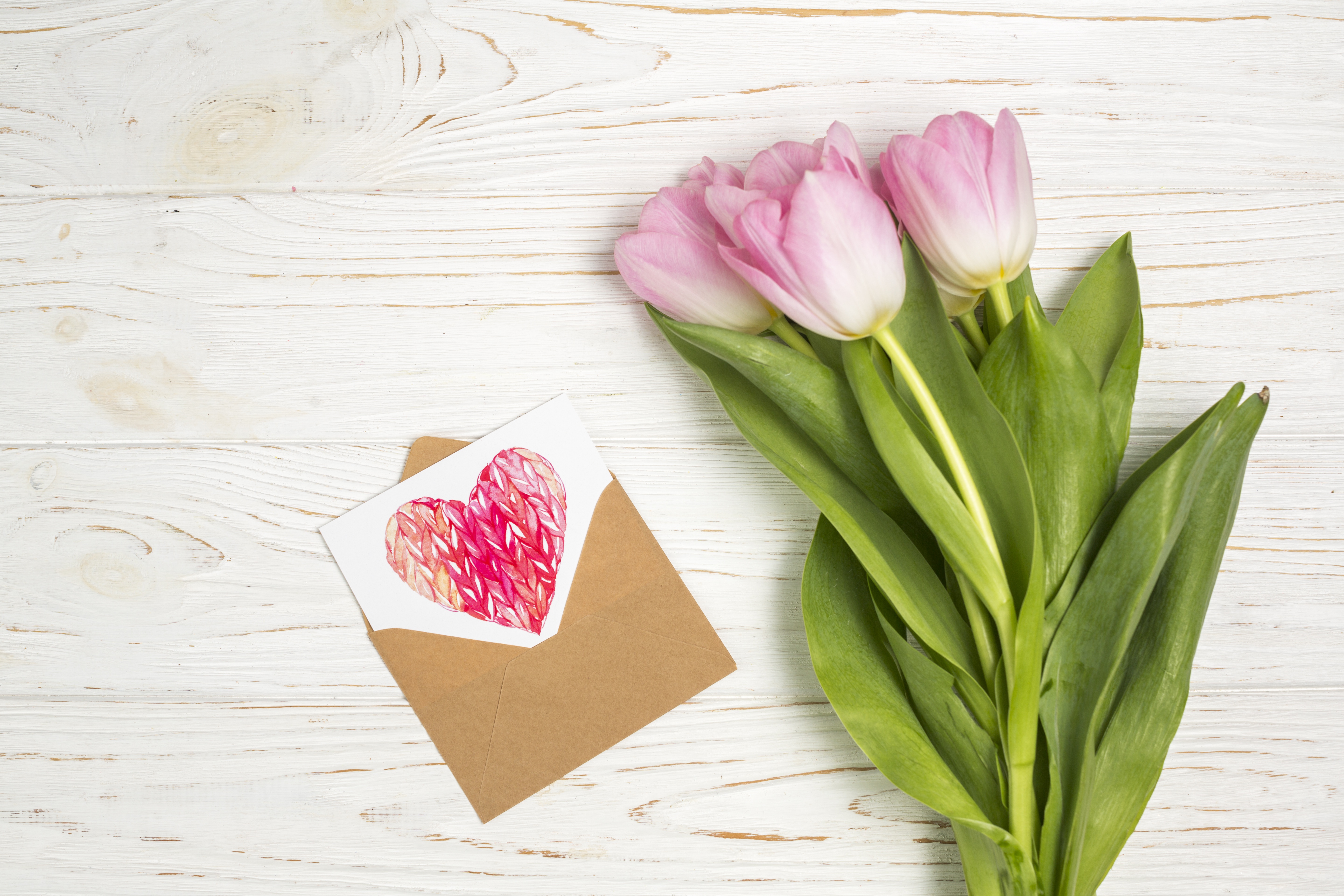 Тюльпаны минимализм. Тюльпаны в конверте. Фотофон для букетов. Конвертик для тюльпанов. Тюльпаны на розовом фоне.