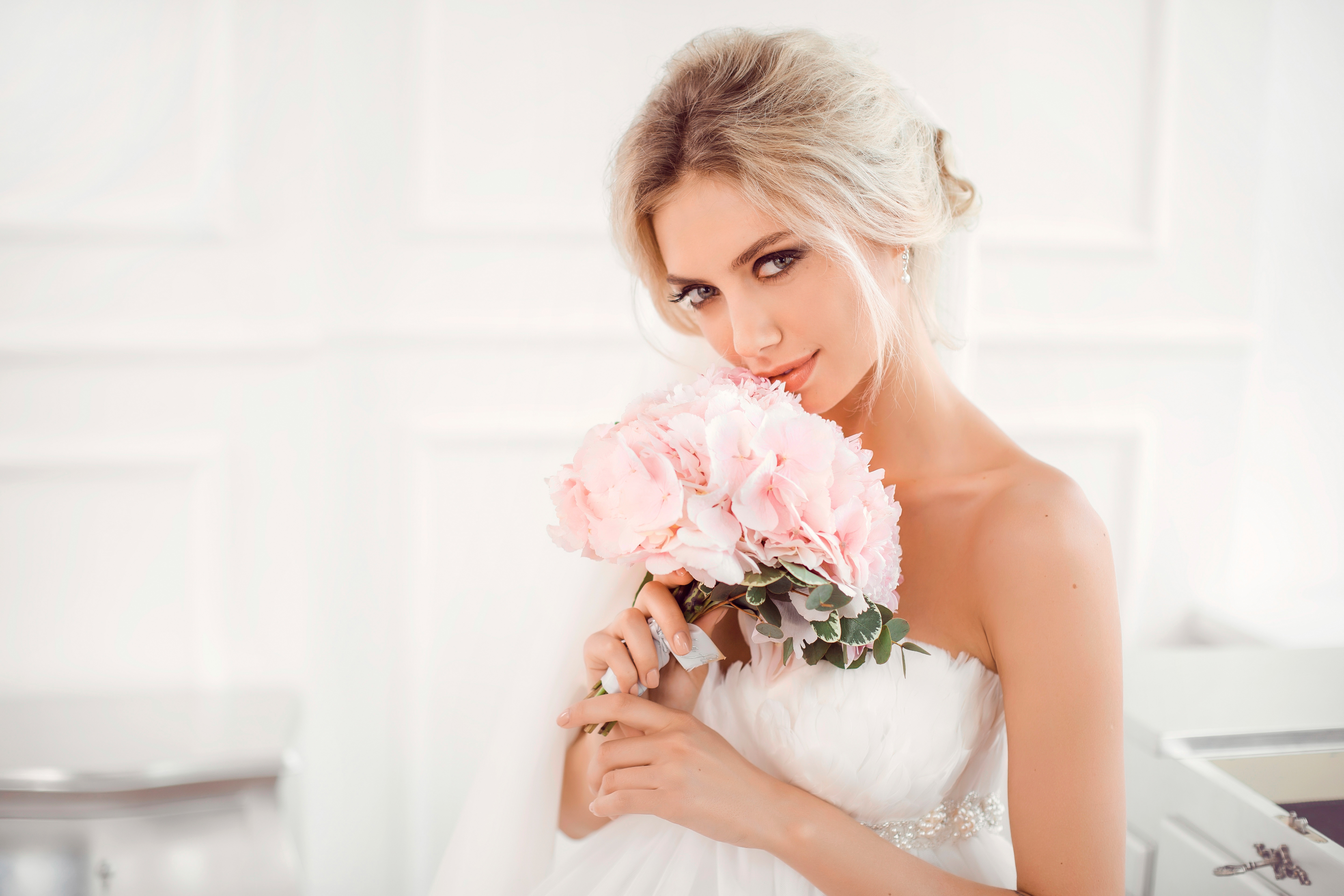 Красивая русская невеста. Красивая невеста. Букет невесты. Фотосессия в свадебном платье. Красивый свадебный образ.