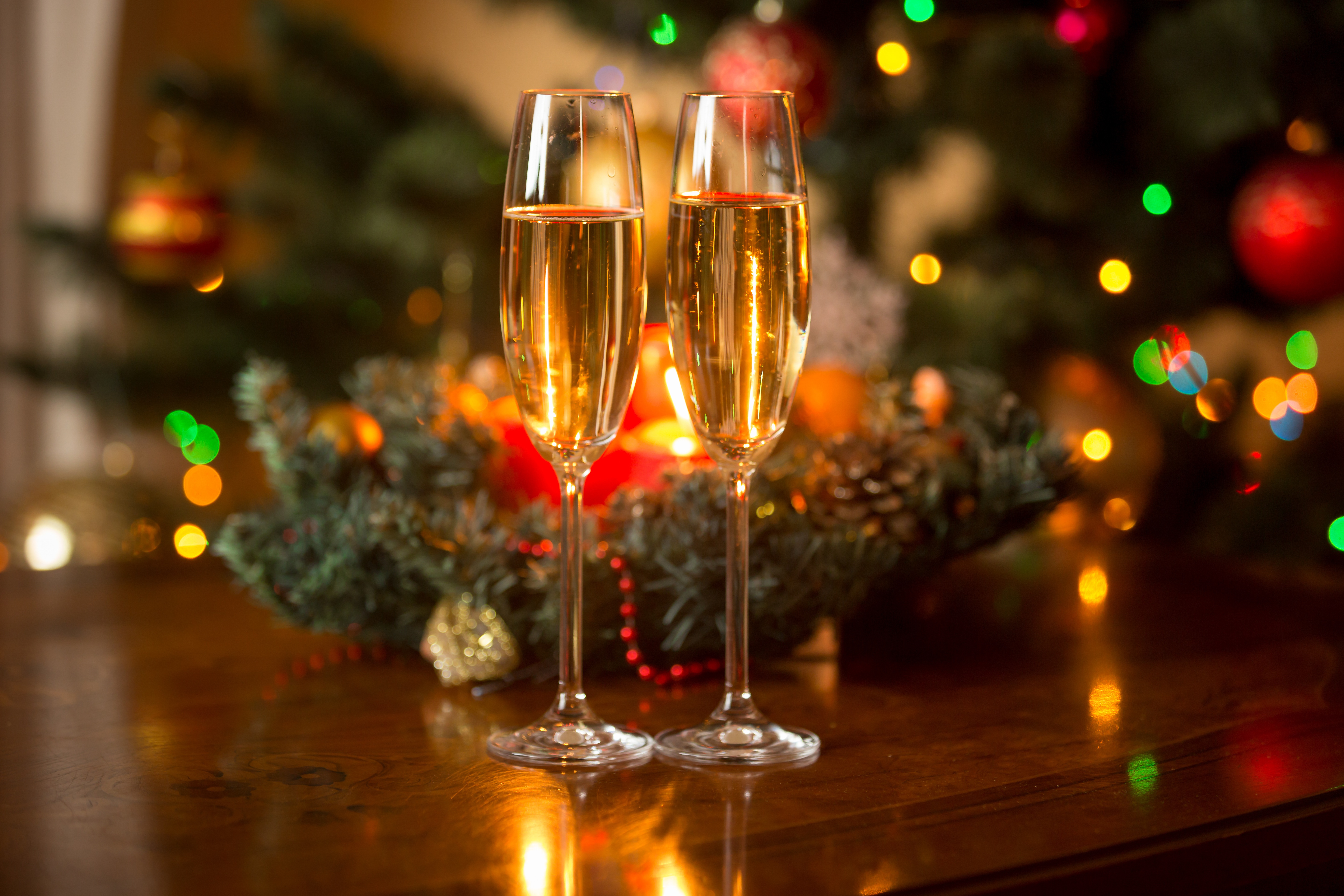 Хорошая начала нового года. Новогодние бокалы. Шампанское новый год. Новый год бокалы. Новогодние бокалы с шампанским.