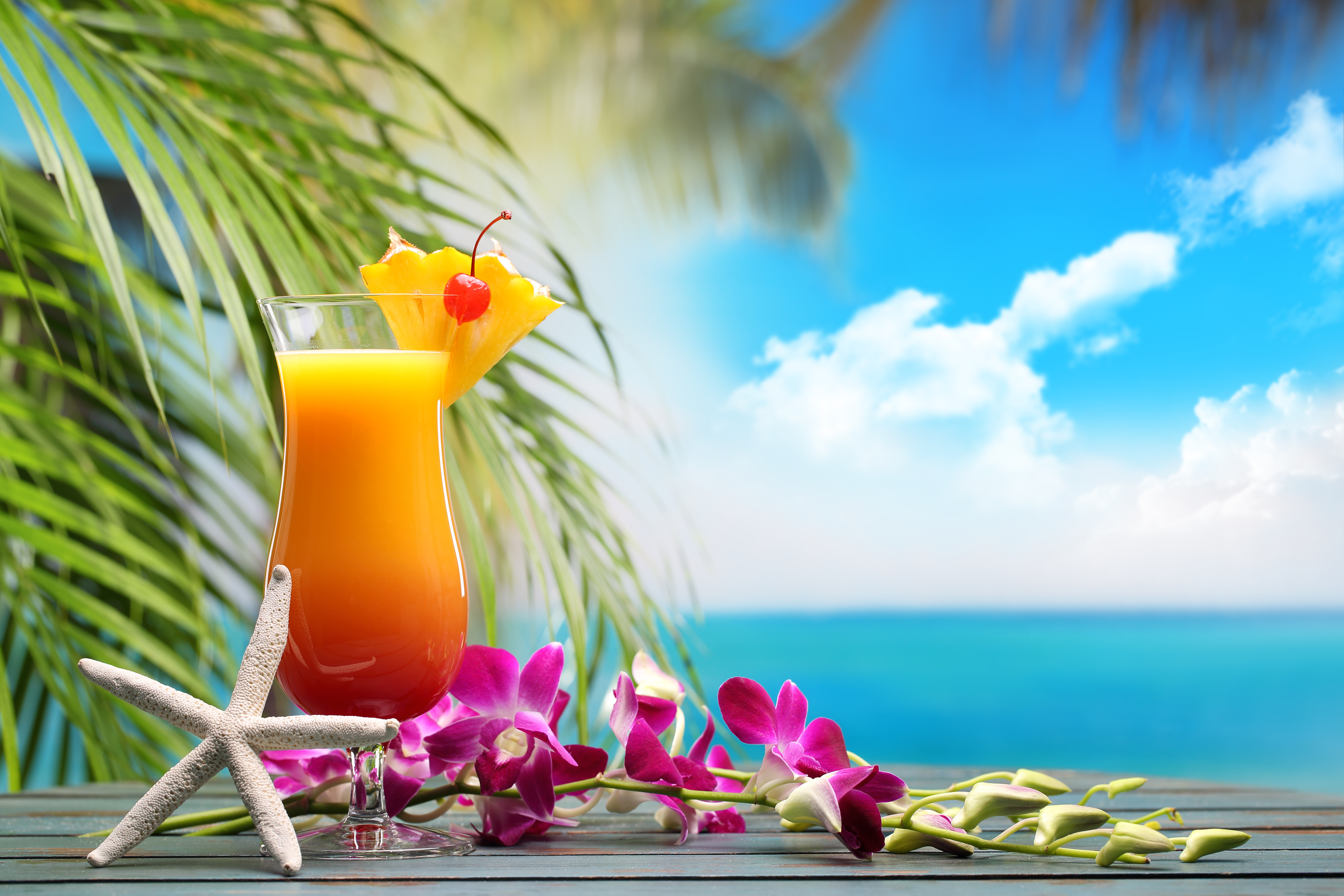 Tropical cocktail. Тропический коктейль. Коктейль на пляже. Коктейль на море. Пляж коктейль пальмы.