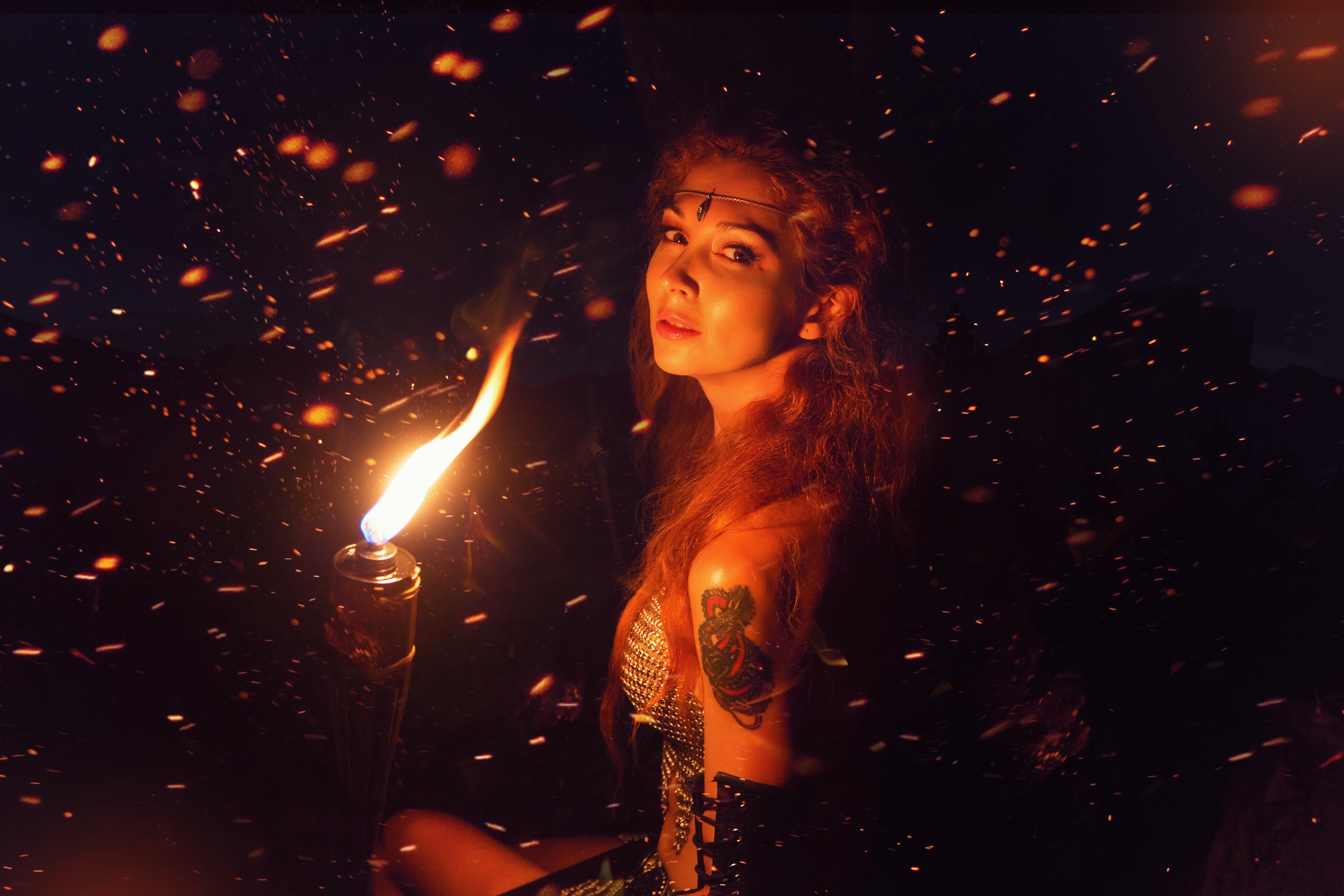Люби меня ярким огнем ночью и днем. Девушка с факелом. Женщина магия. Фотосессия с факелами. Девушка в огне Эстетика.
