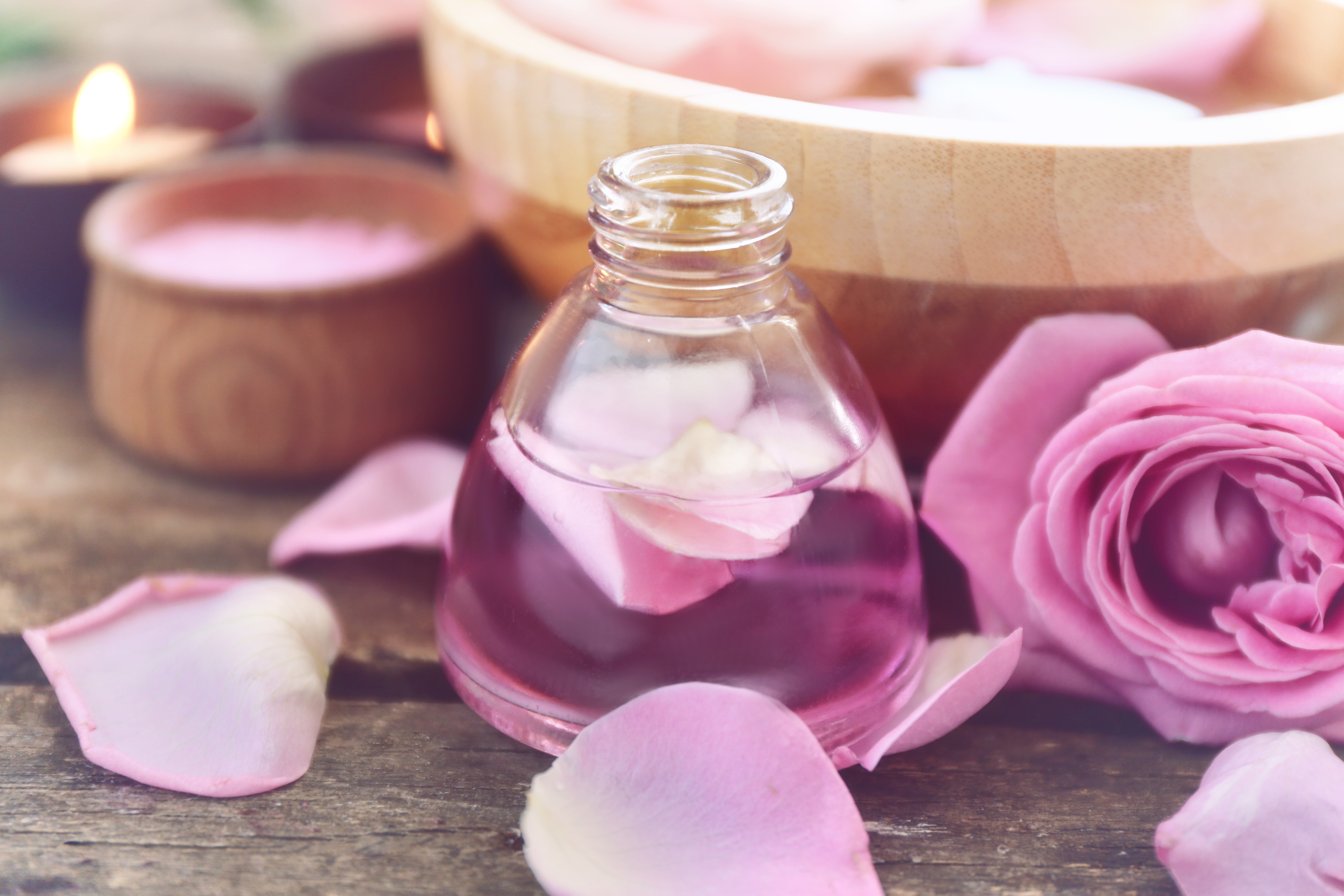 Запах розового масла. Розы маслом. Косметика из лепестков роз. Розовая вода. Масло из лепестков роз.