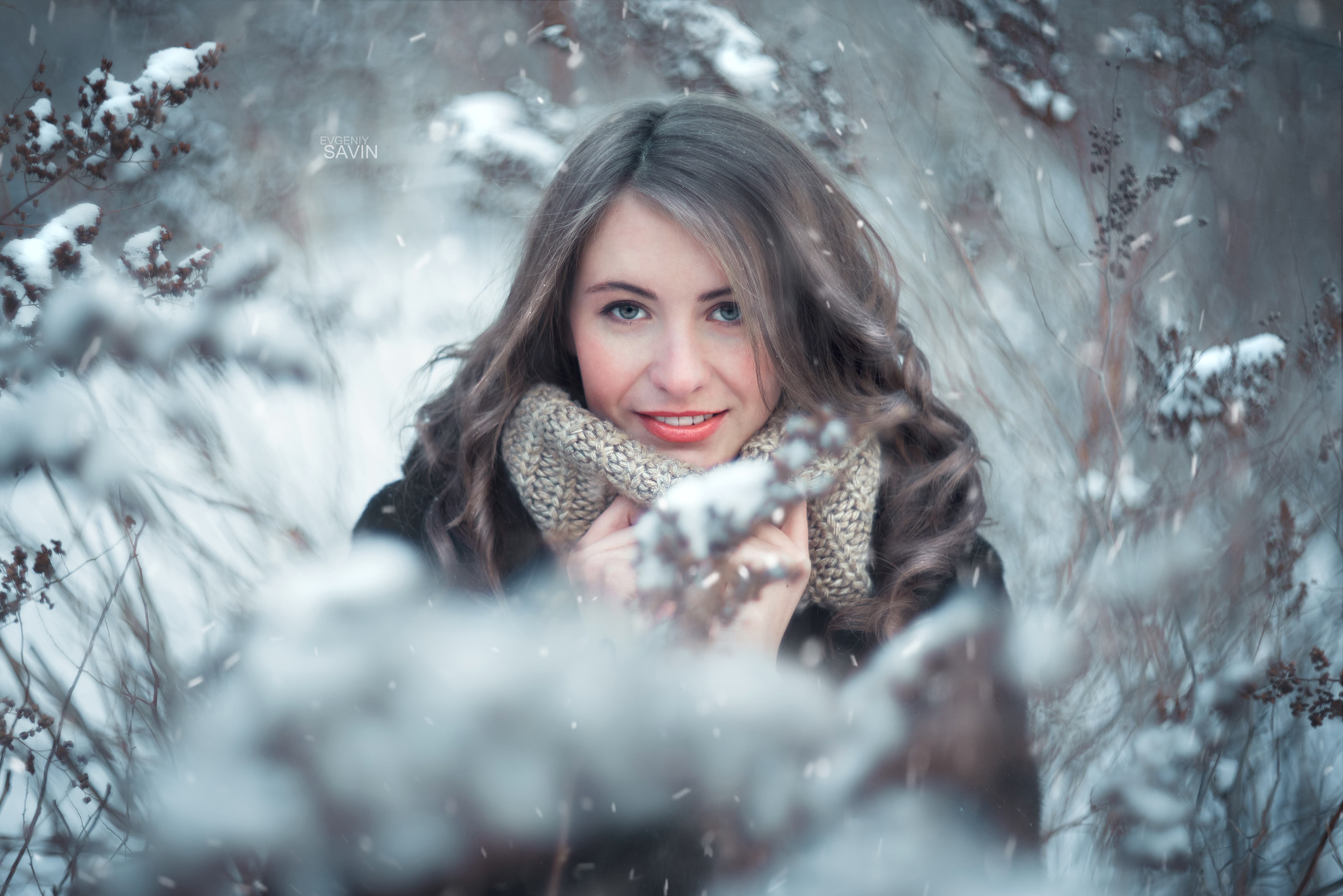 Девушка зима лес. Зимняя фотосессия. Женщина зимой. Девушка зима. Зимний портрет.