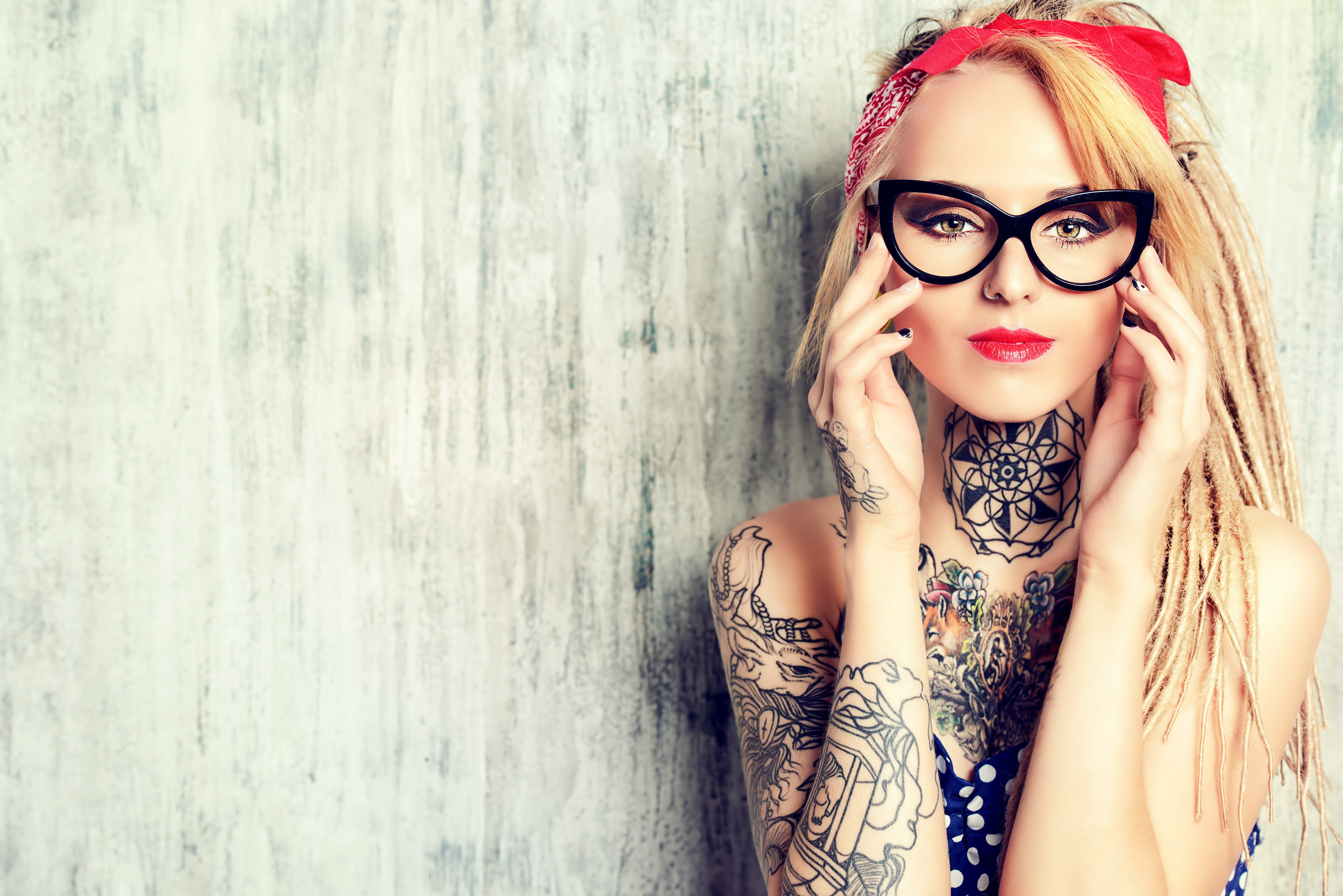 Tattoo girl. Тату для девушек. Татуированные девушки в очках. Татуировка девушка в очках. Девушка в очках обои.