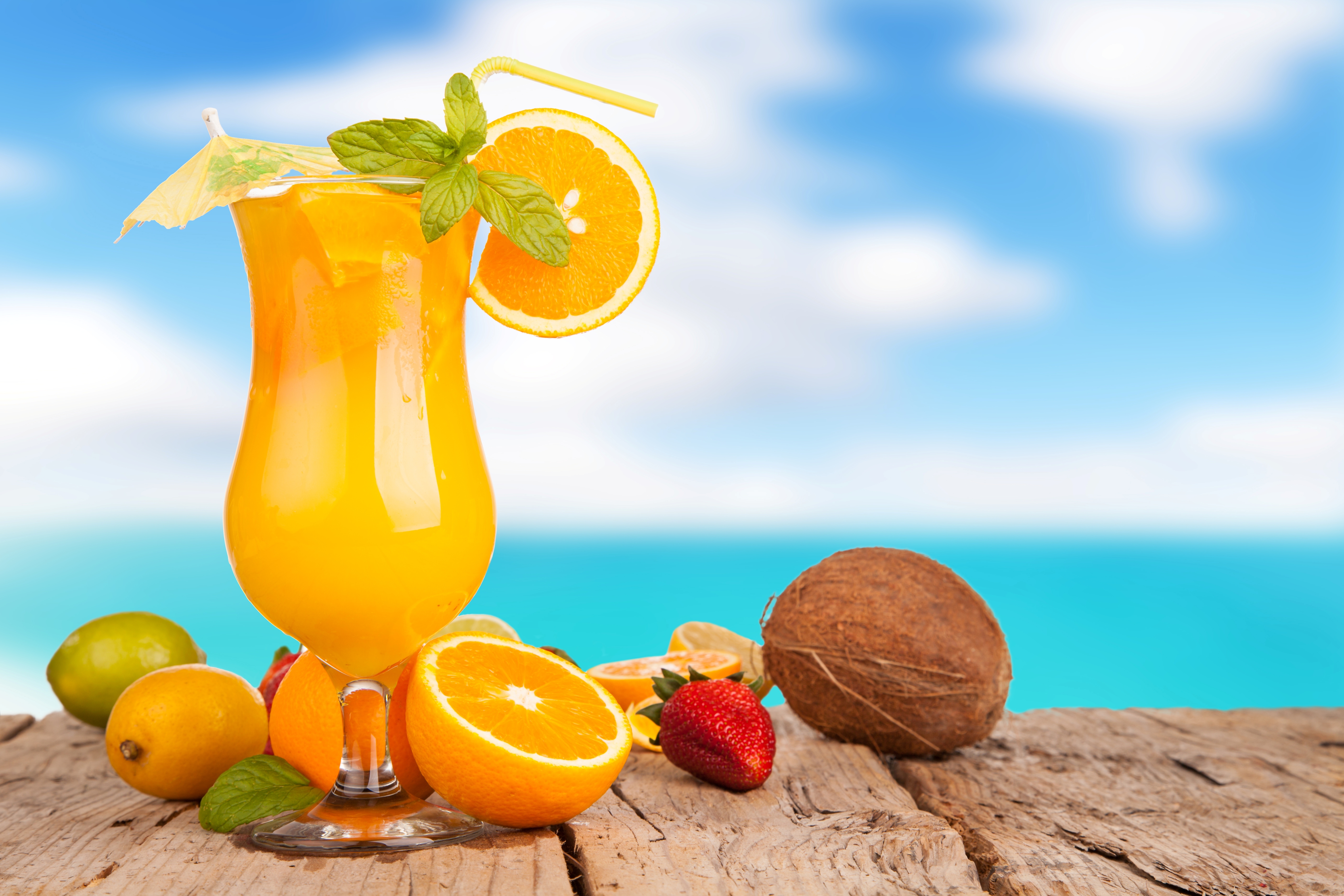 Новый напиток лета. Коктейль на пляже. Лето фрукты. Коктейль на фоне моря. Летние коктейли.