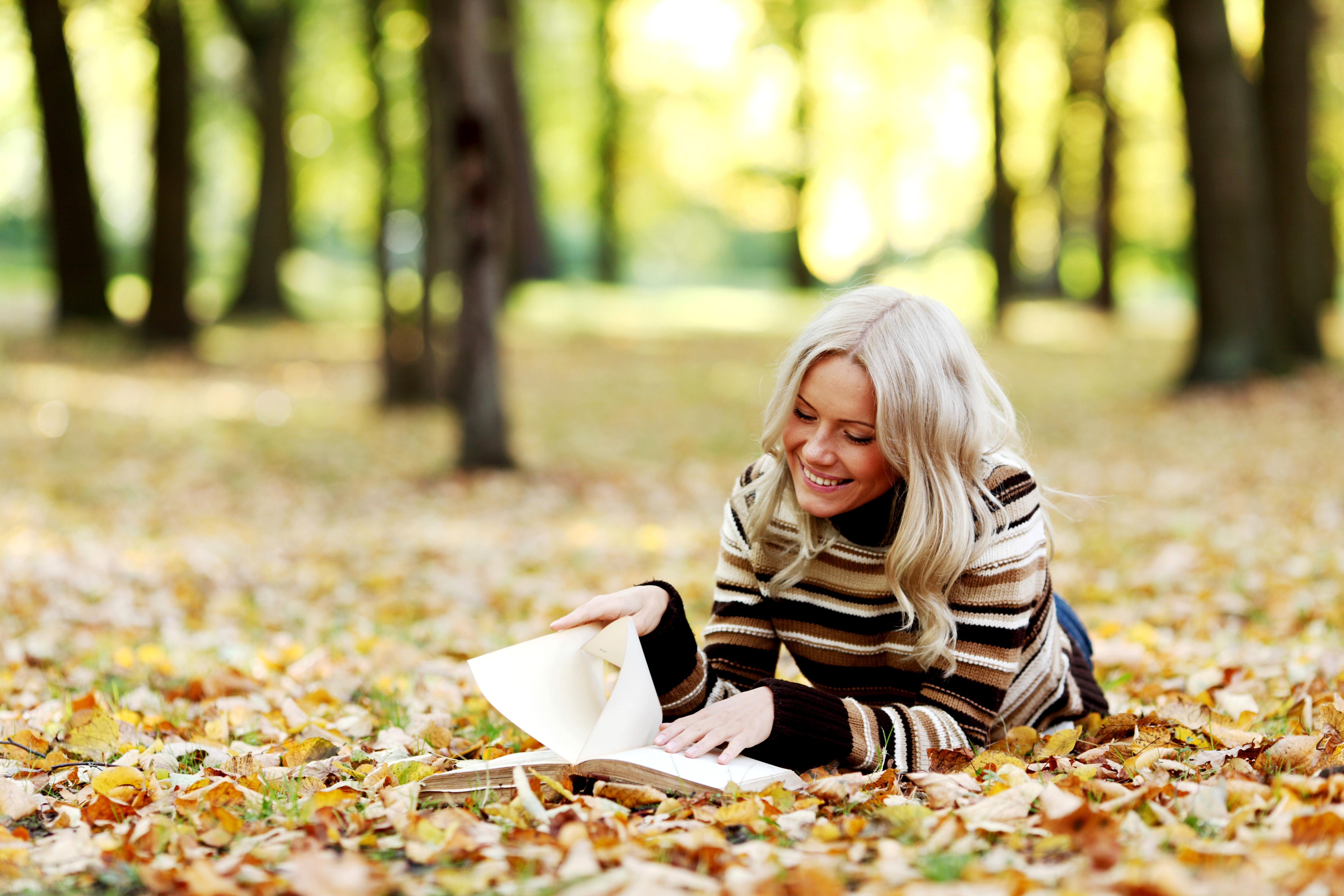Настроение читать книгу. Осень люди. Девушка с книгой фотосессия. Чтение в парке. Фотосессия в парке с книгой.