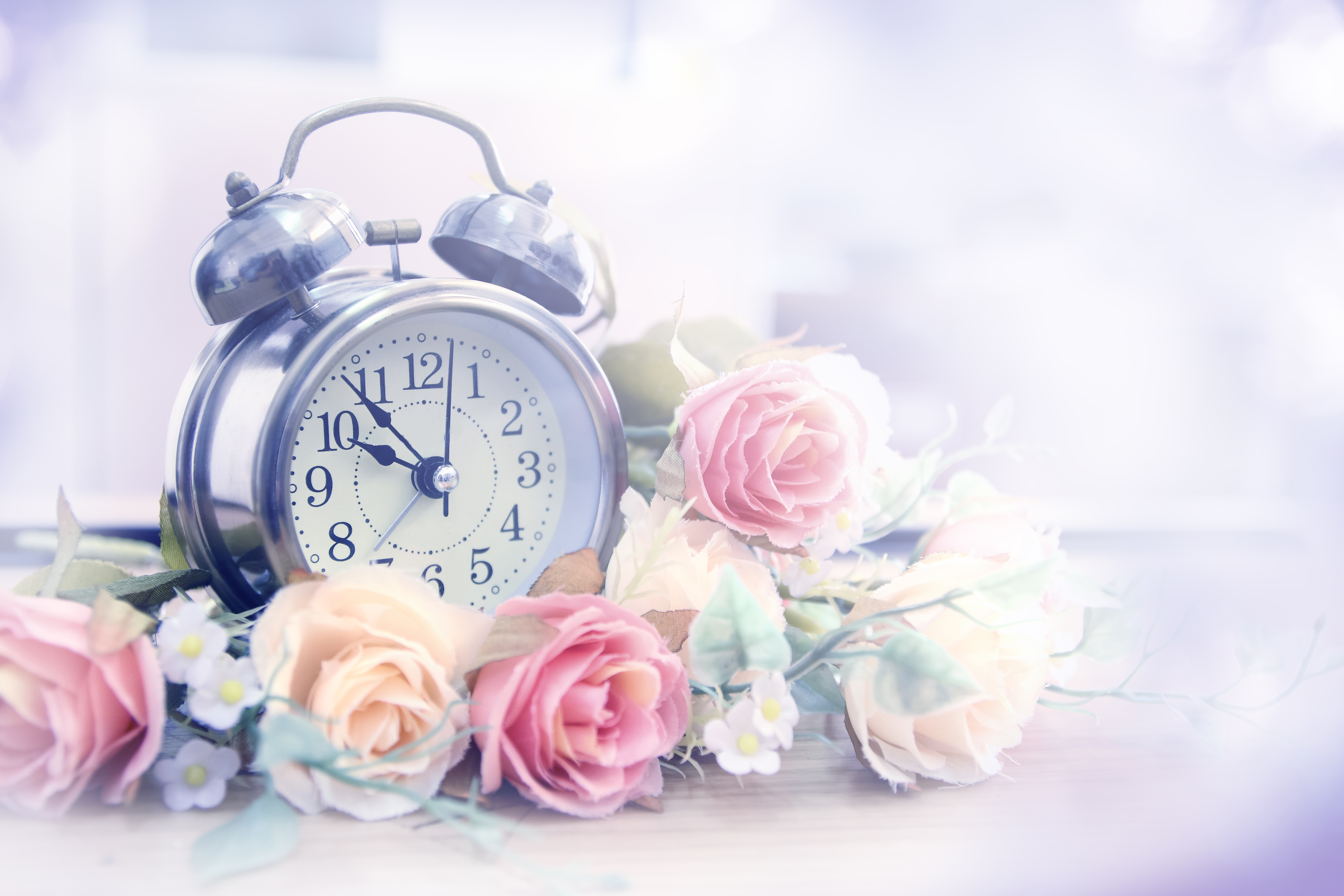 Нежно 1 час. Часы фон. Часы "цветок". Красивые часы. Часы с цветами.