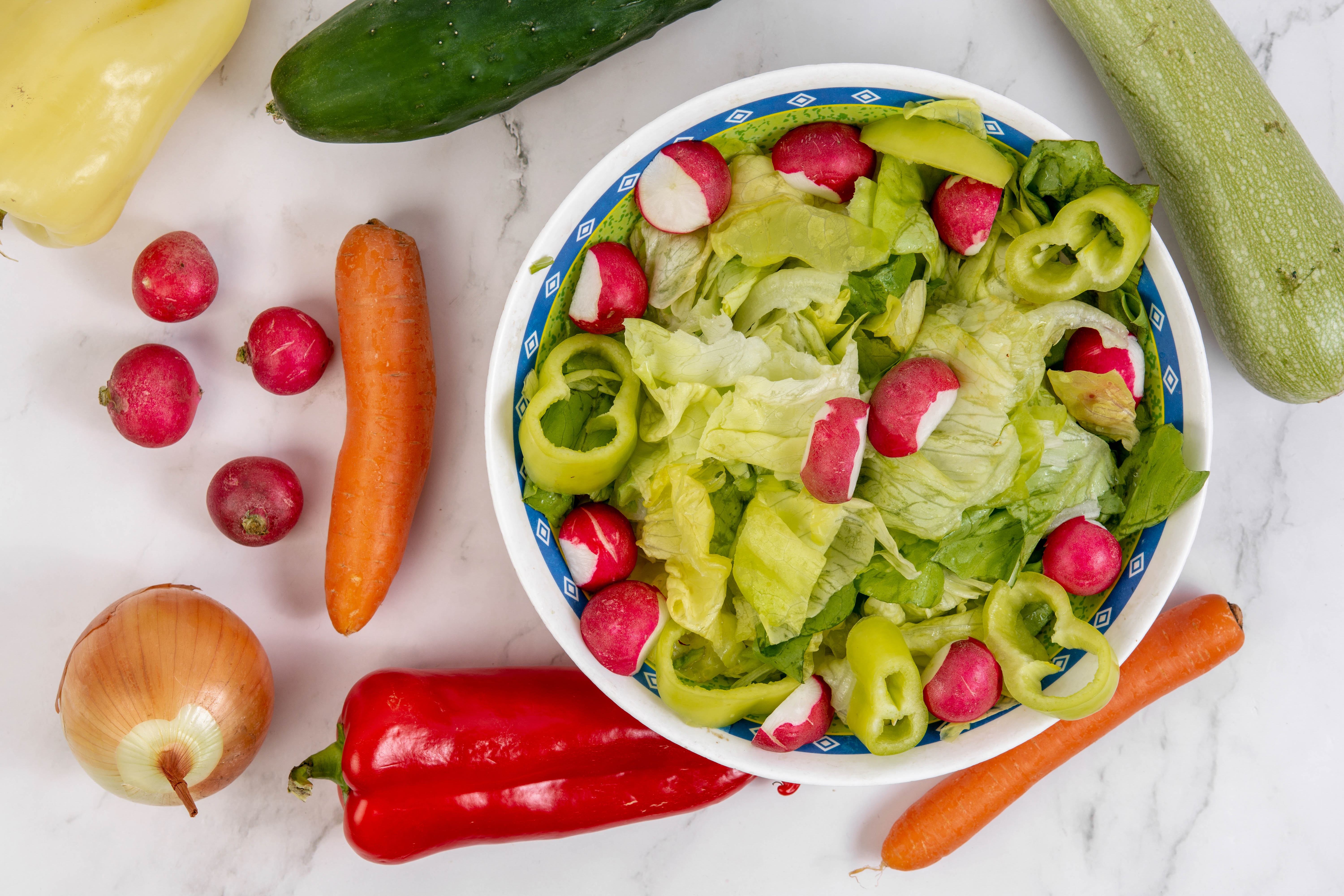Tasty vegetables. Салат. Тарелка с овощами. Овощи на столе. Салат из овощей.