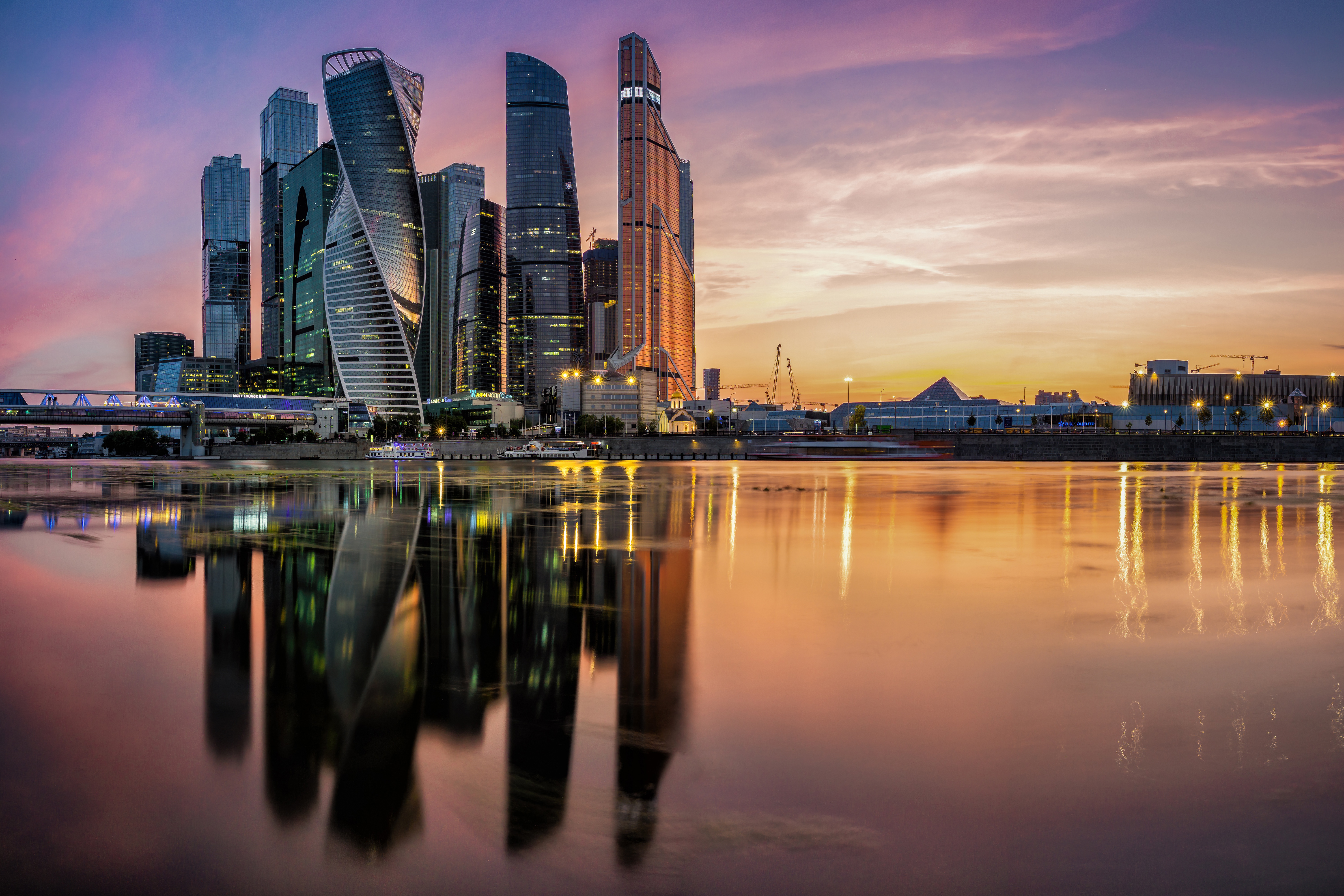 Очень в городе. Москоу - Сити, небоскребы, река.. Москва Москоу Сити. Москов Сити набережная. Набережная с видом на Москоу Сити.