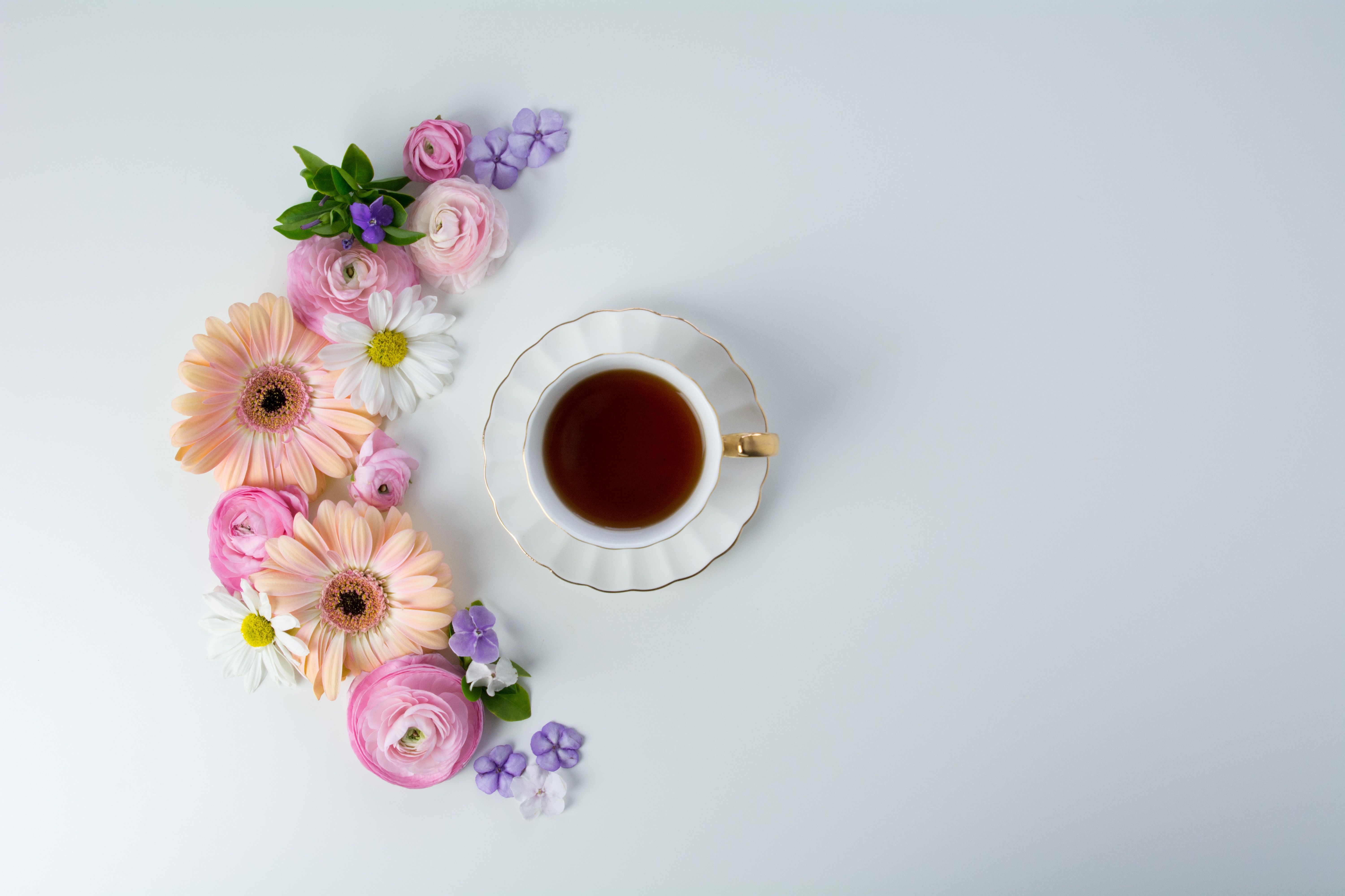 Фон доброго дня. Кофе и цветы. Чашка кофе и цветы. Кружка чая и цветы. Цветы на столе сверху.
