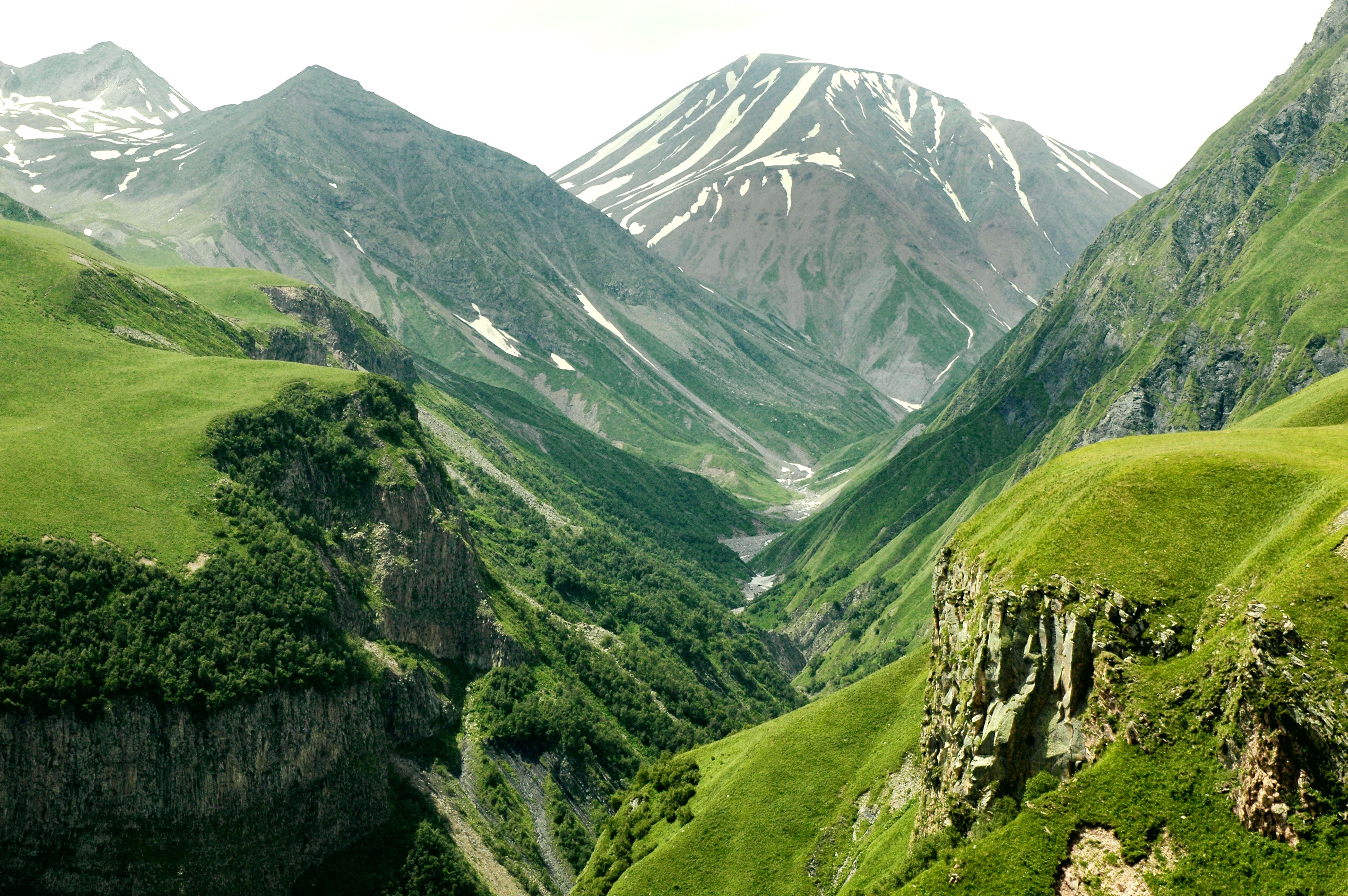 Северный кавказ богат природными. Долина Арагви Кавказ. Эльбрус. Горная ландшафты на Северном Кавказе. Кюмеркей Азербайджан гора. Зеленые холмы горный Алтай.