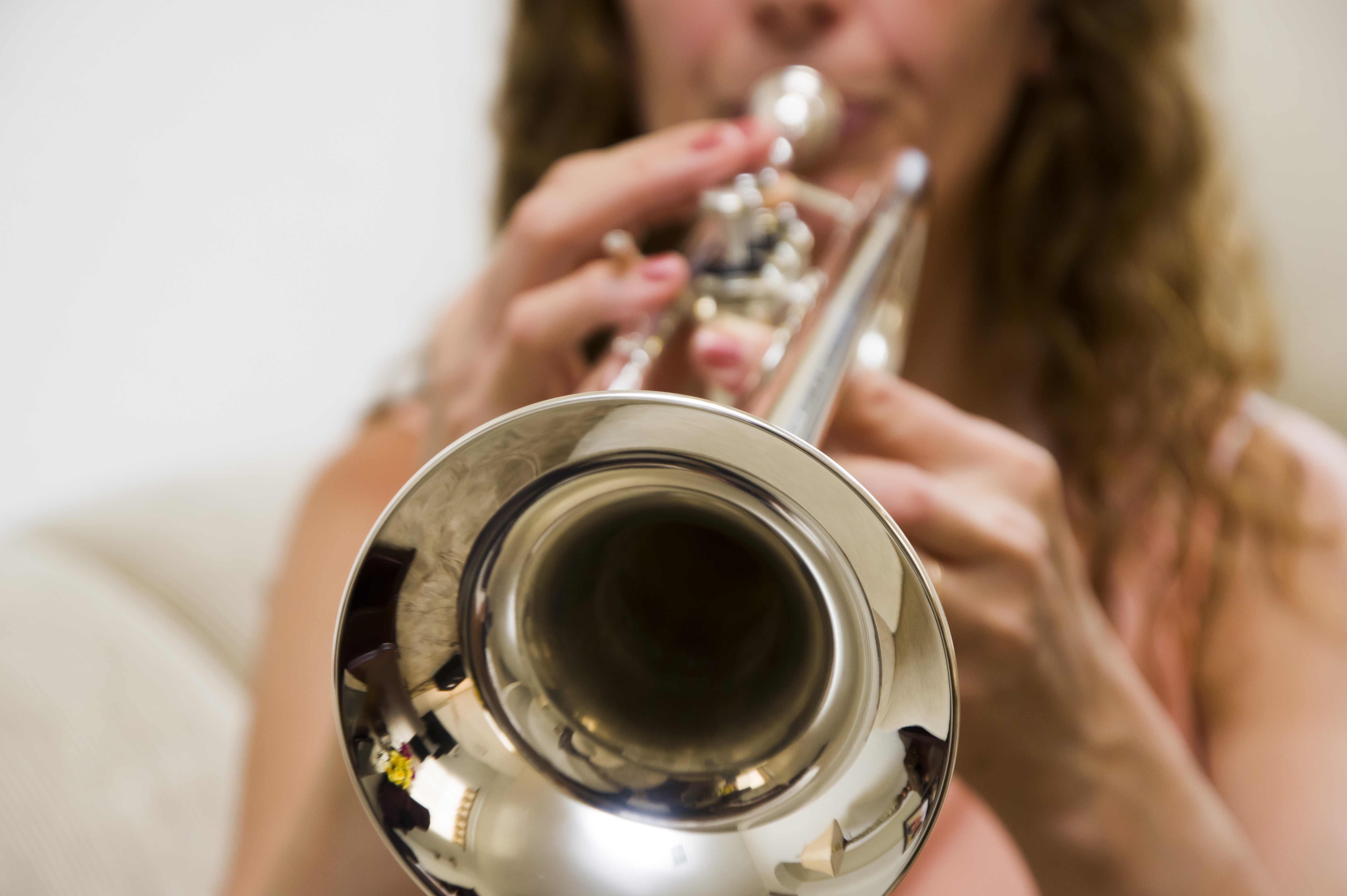 Веселые песни труба. Музыкальная труба. Девушка с трубой. Трубы у женщин. Труба музыкальный инструмент с человеком.