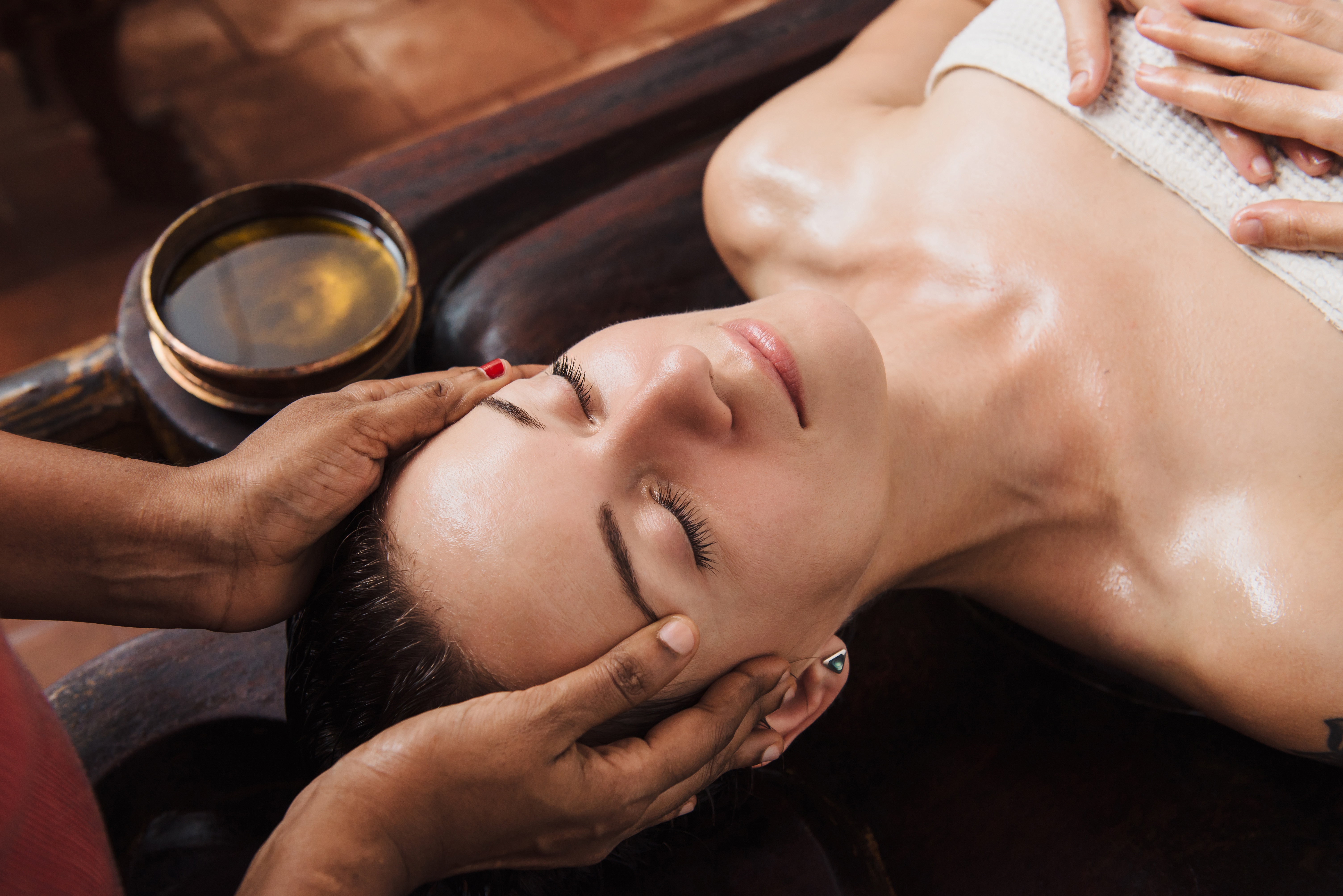 5 massage. Аюрведический массаж Абхьянга. Абхьянга аюрведический масляный. Тайский массаж головы. Спа для лица.