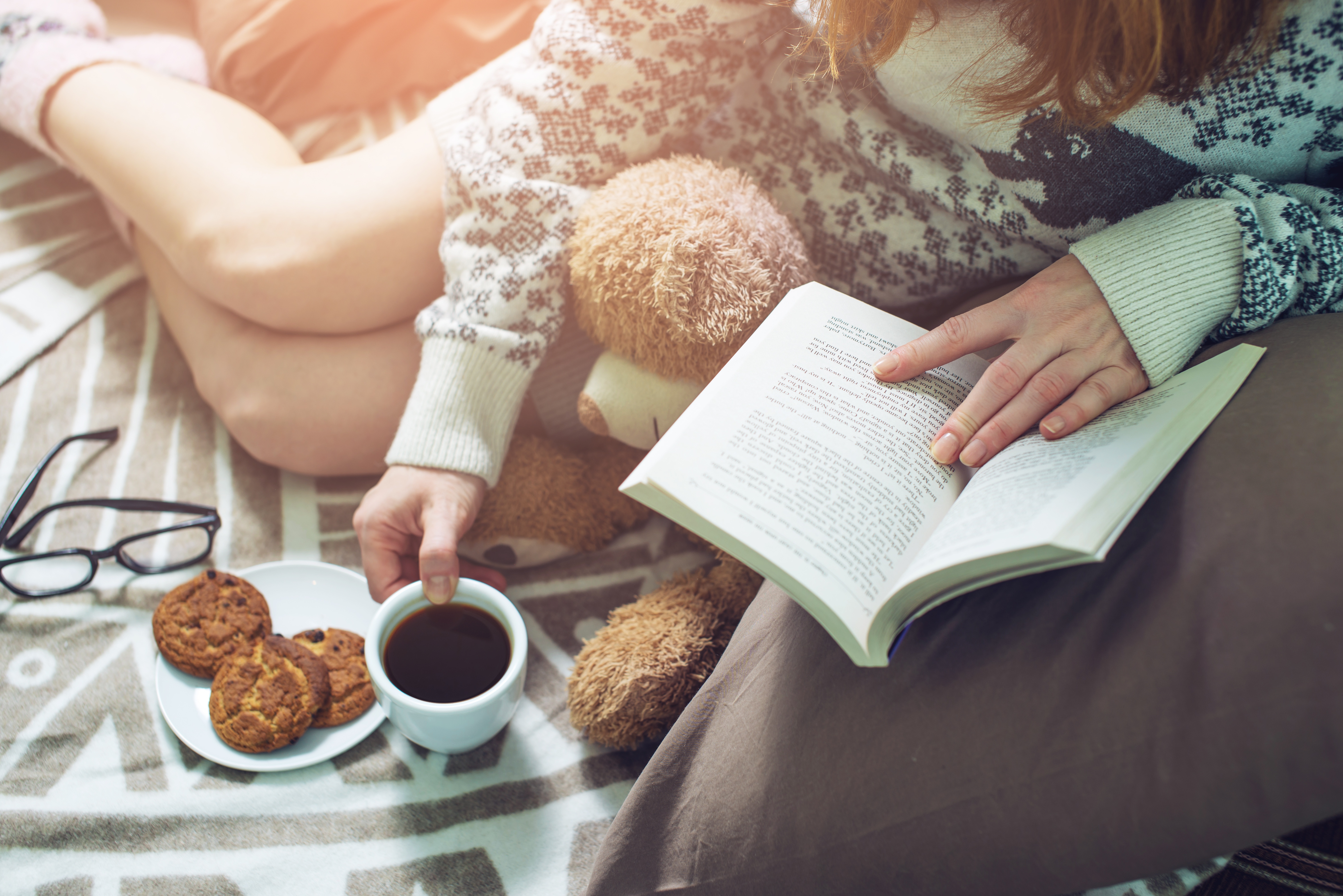 Настроение читать книгу. Девушка с книгой. Книга "чай". Чтение книг. Уютные картинки.