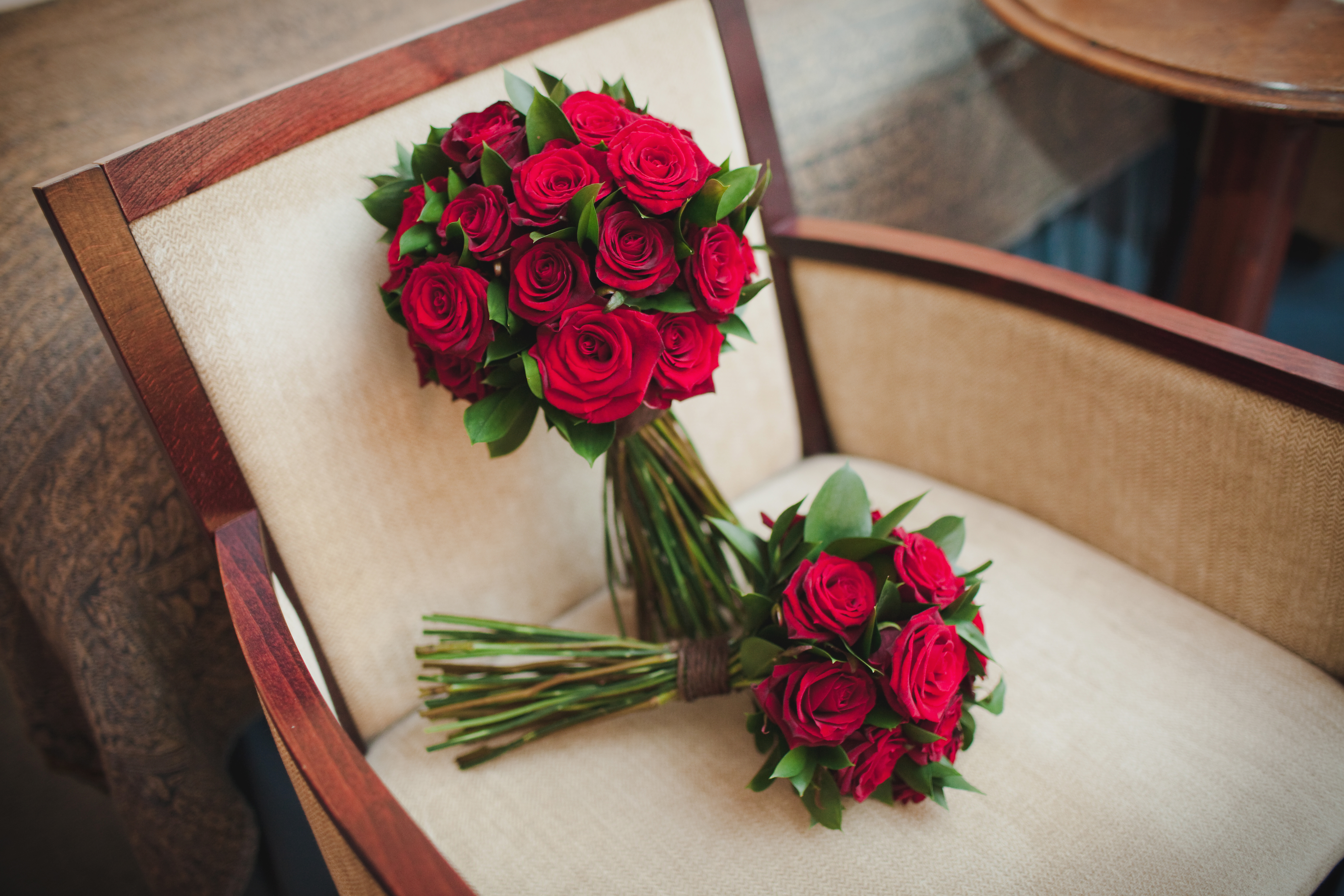 Много цветов на столе. Красивый букет. Букет роз. Шикарные цветы. Букет на столе.