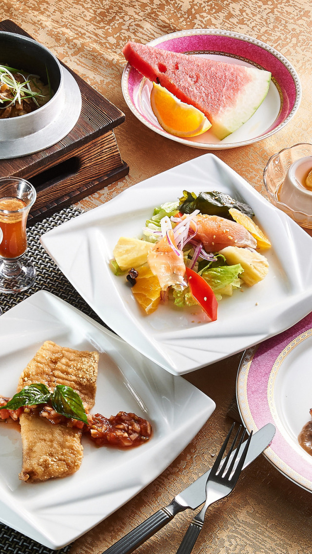 второе блюдо салат и десерт. блюда с клюквенным соусом. красивый полезный ужин. сервировка десерта. филе индейки с клюквенным соусом.