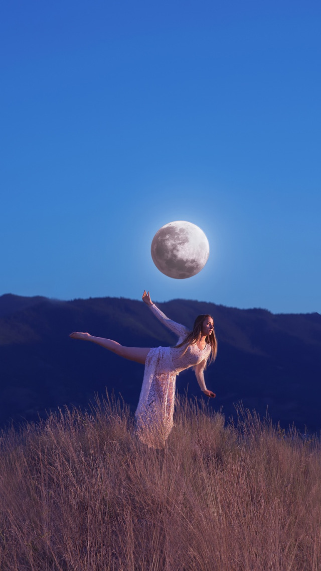Девочка луна танцуй. Девушка-Луна. Лунная девушка. Полнолуние девушка. Фотосессия с луной.
