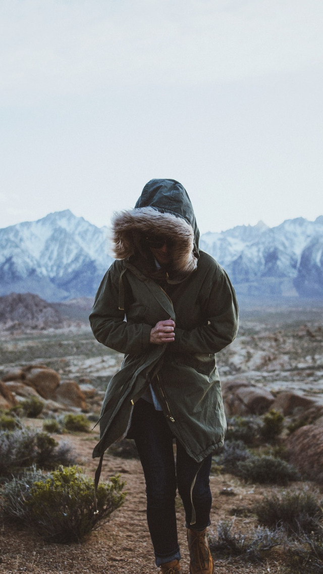 Mountain baby. Человек в горах Эстетика. Девушка в горах со спины. Девушка в горах Эстетика. Девушка в пальто в горах.