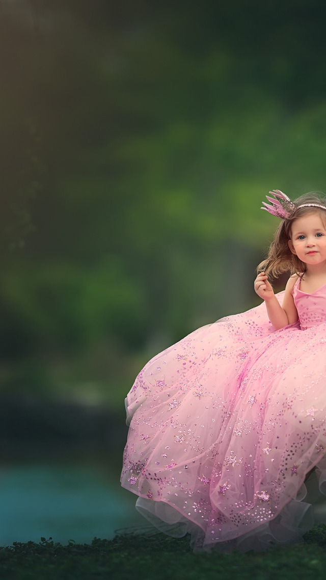 Самой маленькой принцессе. Девочка принцесса. Маленькие принцессы. Фотосессия маленькой принцессы. Маленькая принцесса фотосессия.