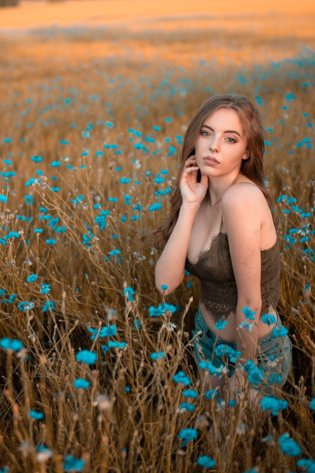 Download Wallpaper Field Look Landscape Flowers Model Shorts