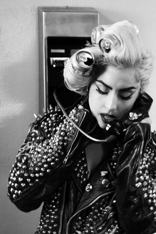 Леди гага на телефон рингтон. Леди Гага. Леди Гага telephone. Мадонна и леди Гага. Lady Gaga телефон в дивуя с Велой футболке.