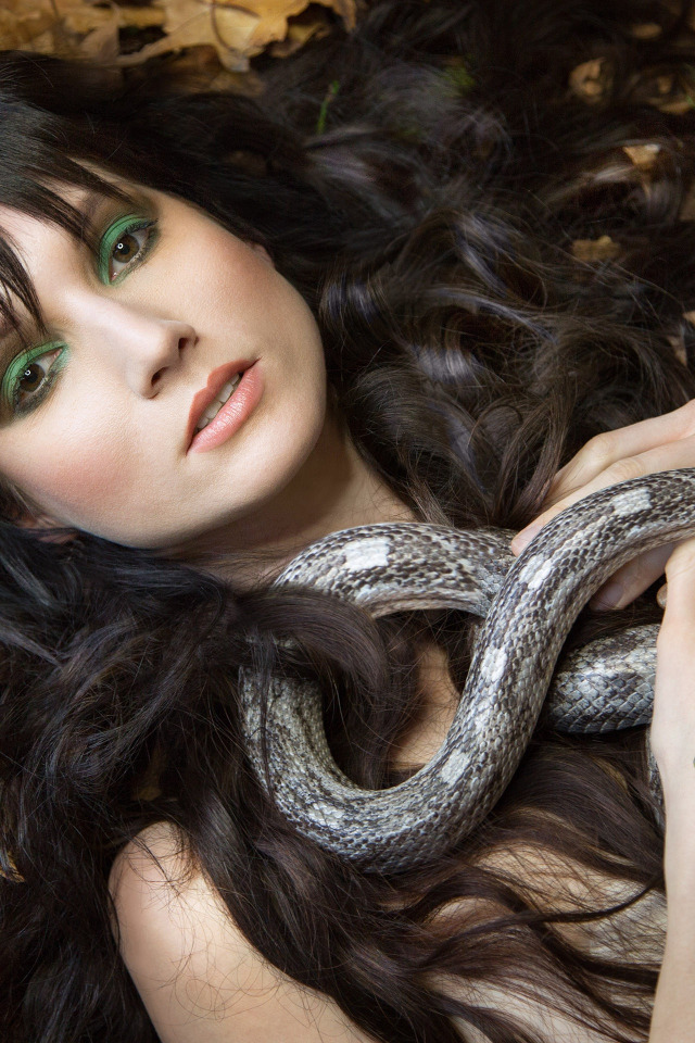 Девочка змейка. Девушка змея. Красивые девушки со змеями. Девушка с волосами змеями. Красивая девушка со змеей.