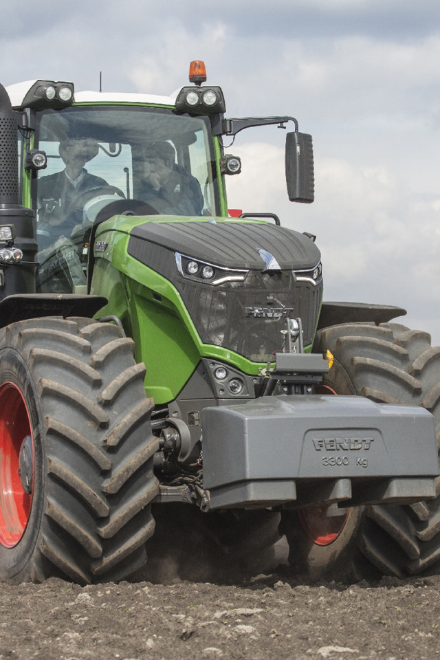 VIDEO: 13.000 hectares farmer DESPERATELY looking for UNMANNED TRACTOR -  Future Farming