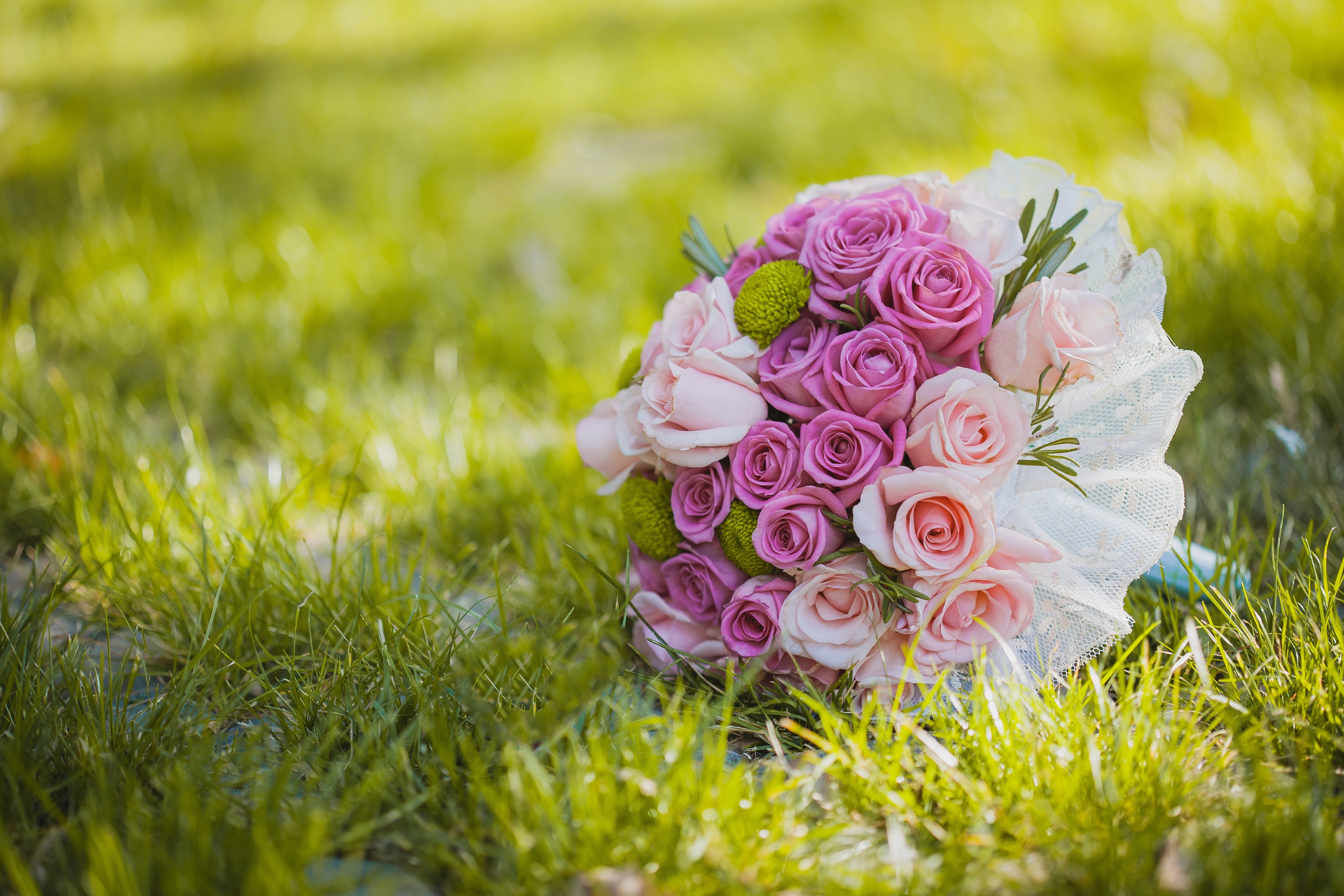 Букет цветов на красивом фоне фото Download wallpaper grass, flowers, roses, bouquet, wedding, flowers, bouquet, ro