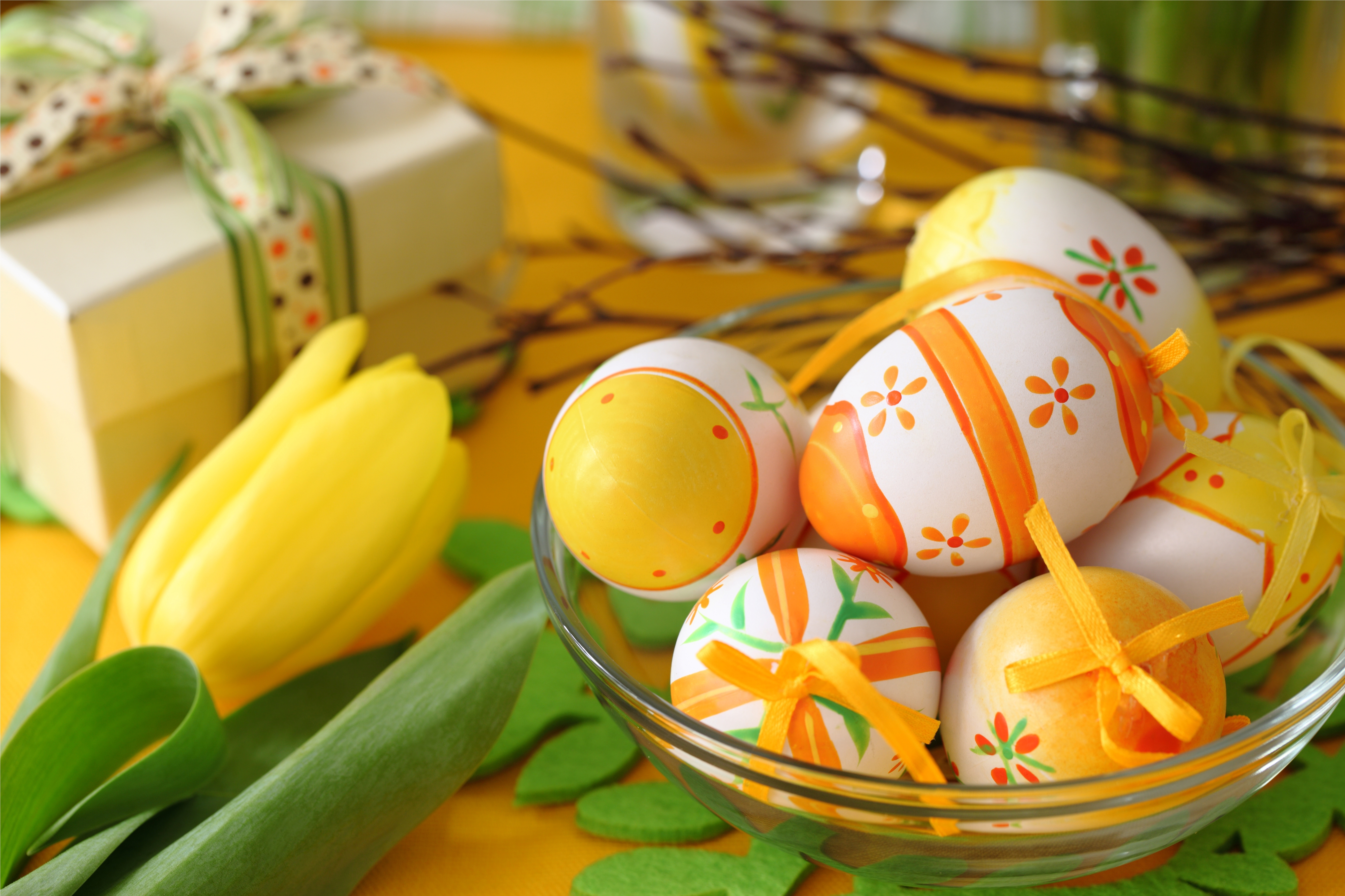 Пасха на пасху. Пасха яйца тюльпаны. Пасхальное яйцо. С Пасхой картинки. Красивый Пасхальный стол.