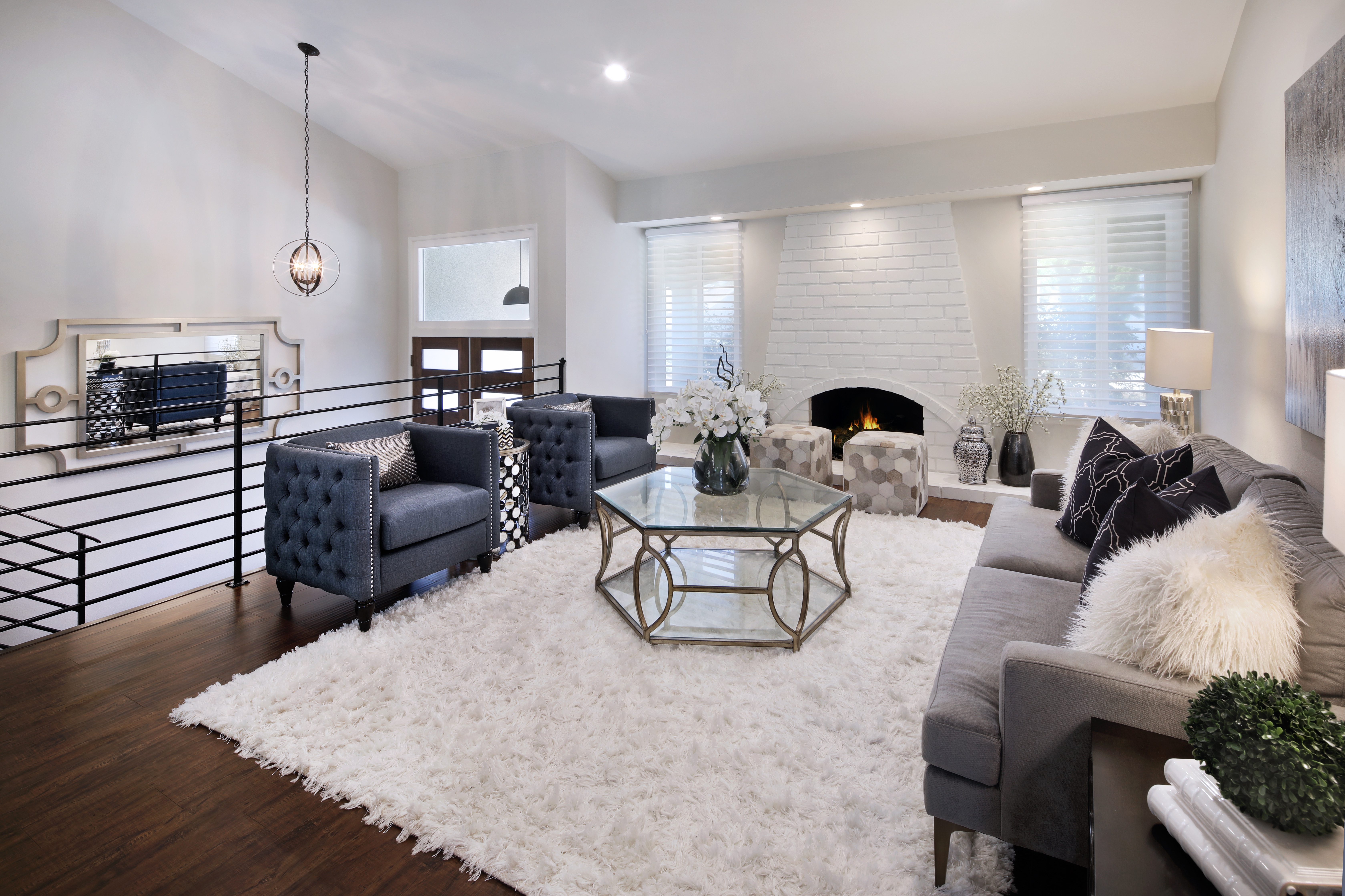 всея квартира одного цвета. фиолетовые стены в интерьере гостиной. уютная квартира. стиль контемпорари в интерьере студии. контемпорари интерьер гостиная.