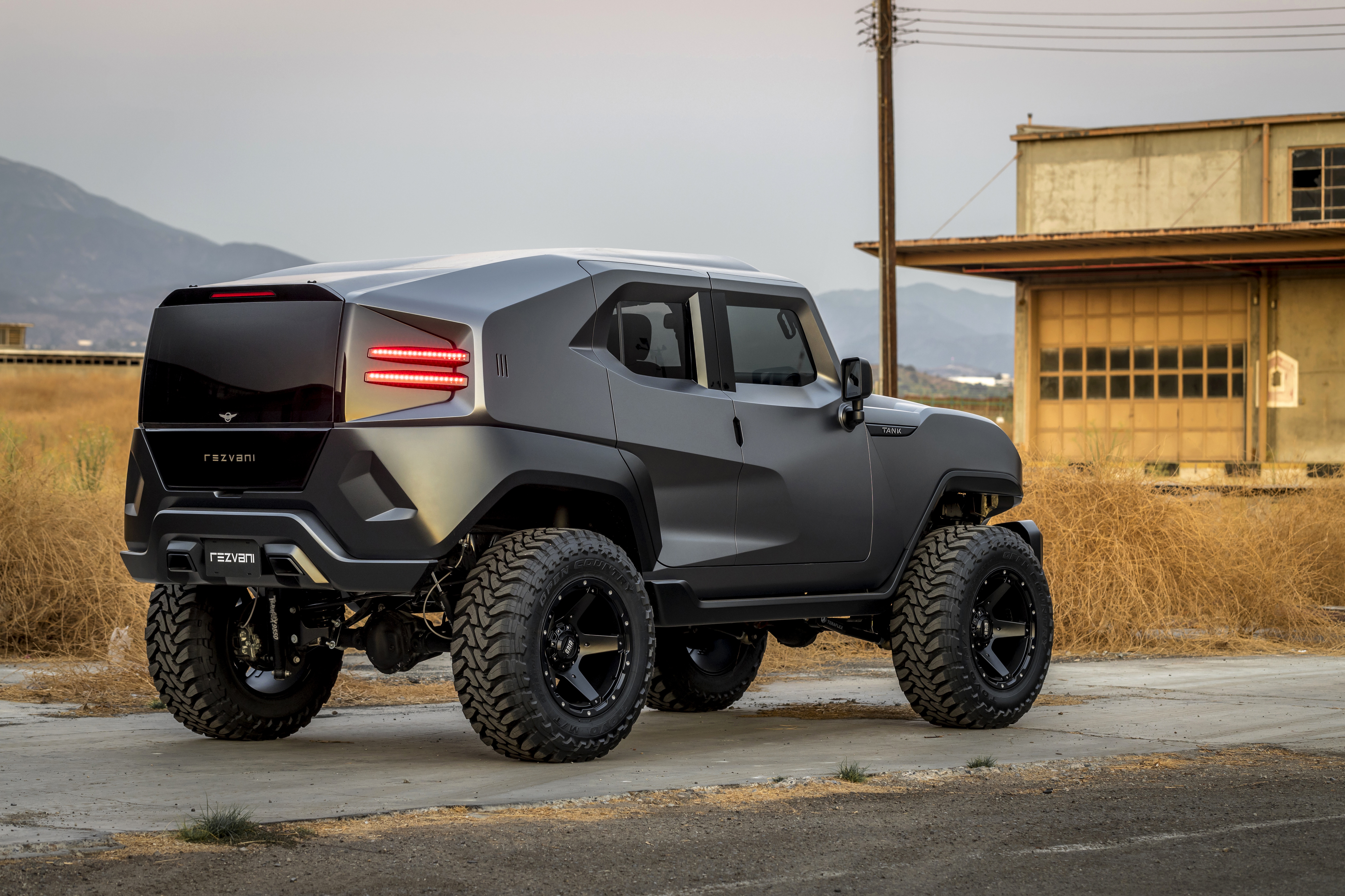 Кроссовер лучше внедорожника. Jeep Rezvani. Джип Резвани танк. Rezvani 6x6. Rezvani Tank 2017.