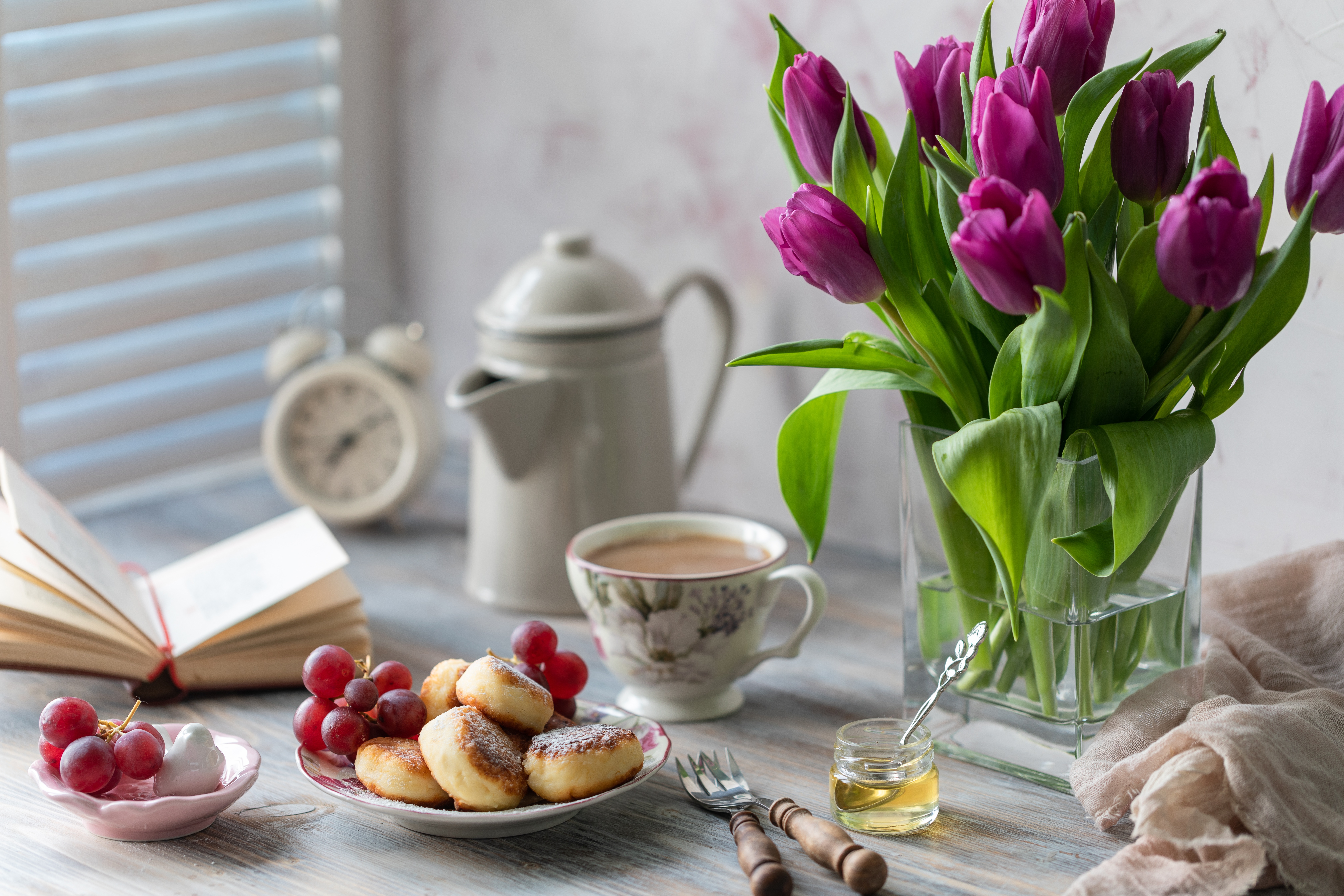 Доброе утро красивые март 2024. Утренние цветы. Тюльпаны и кофе. Завтрак с цветами. Красивый завтрак с цветами.