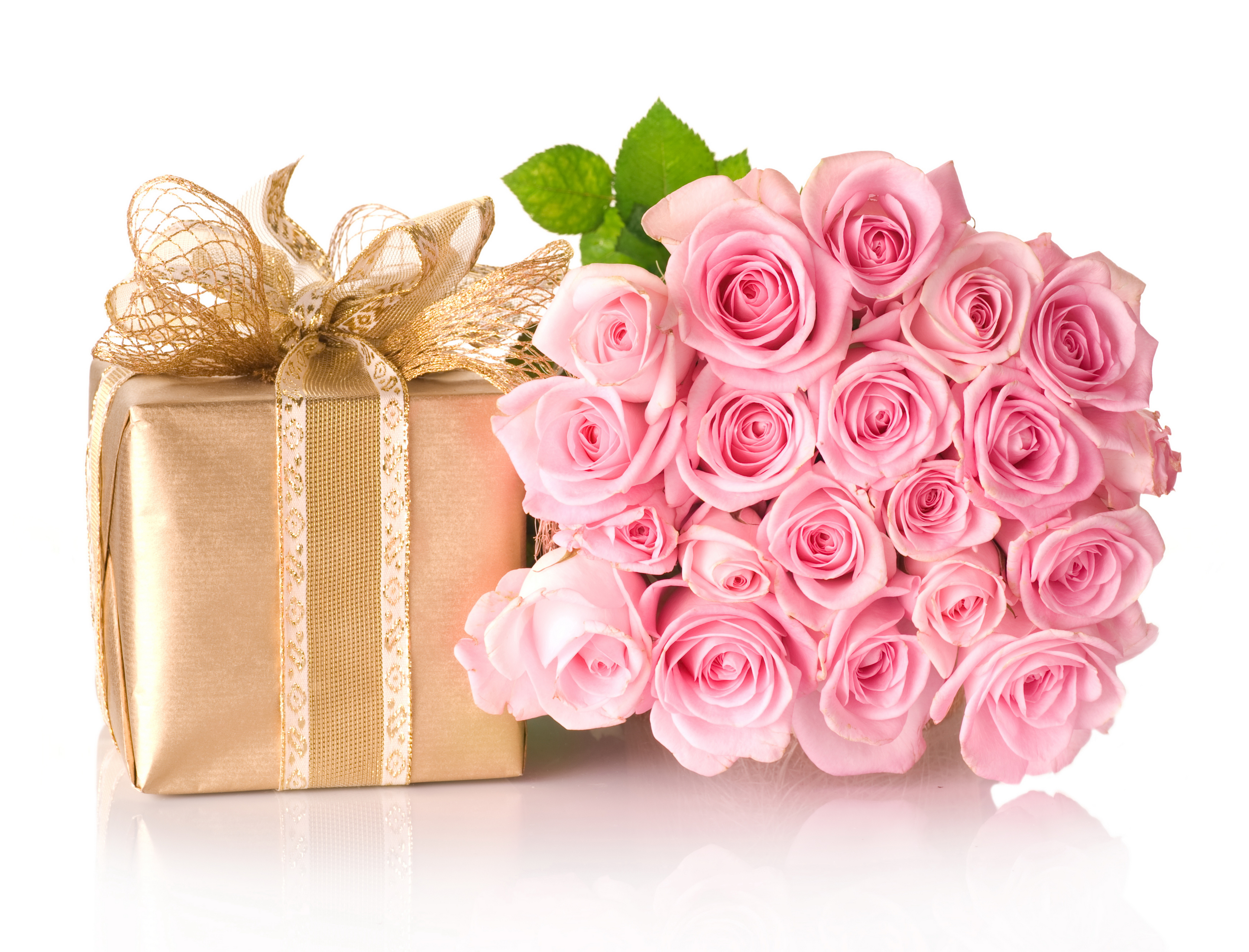 Розовая открытка с днем рождения. Букет цветов подарок. Букет роз и подарок. Подарок с цветами. Красивые цветы в подарок.