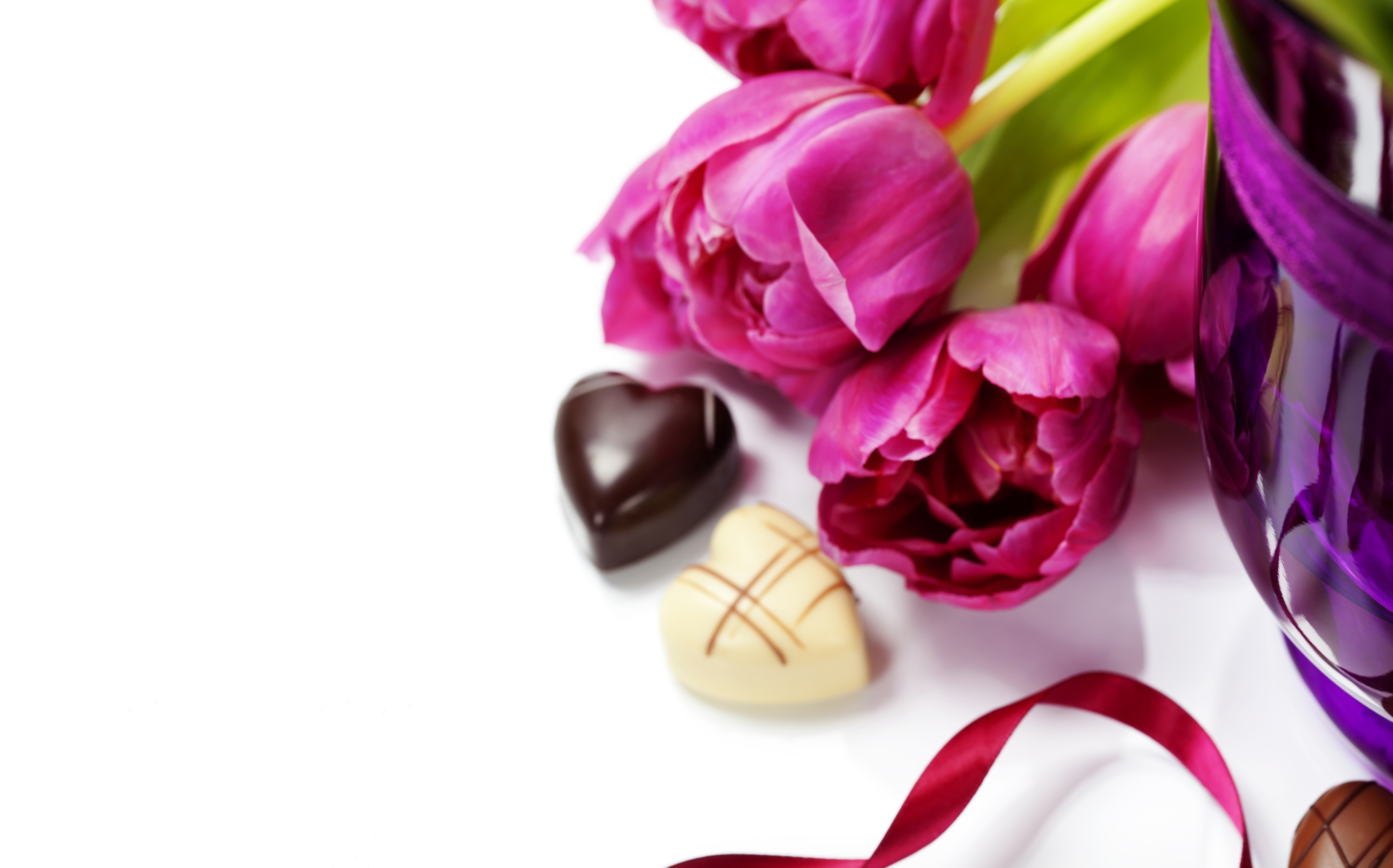 Цветы и шоколадка. Цветы с конфетами. Шоколадные конфеты и цветы. Тюльпаны и конфеты.