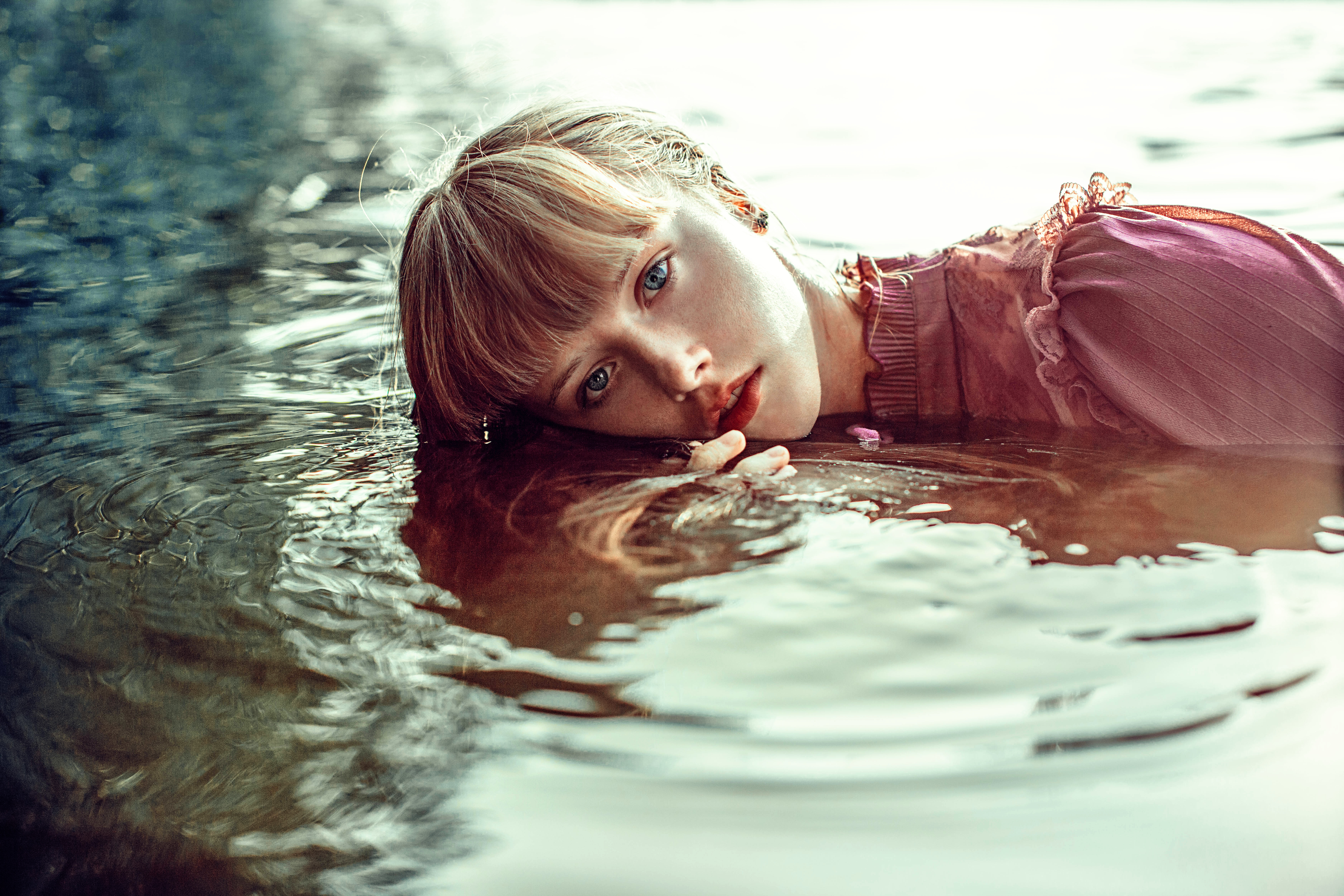 Девушка в воде красиво