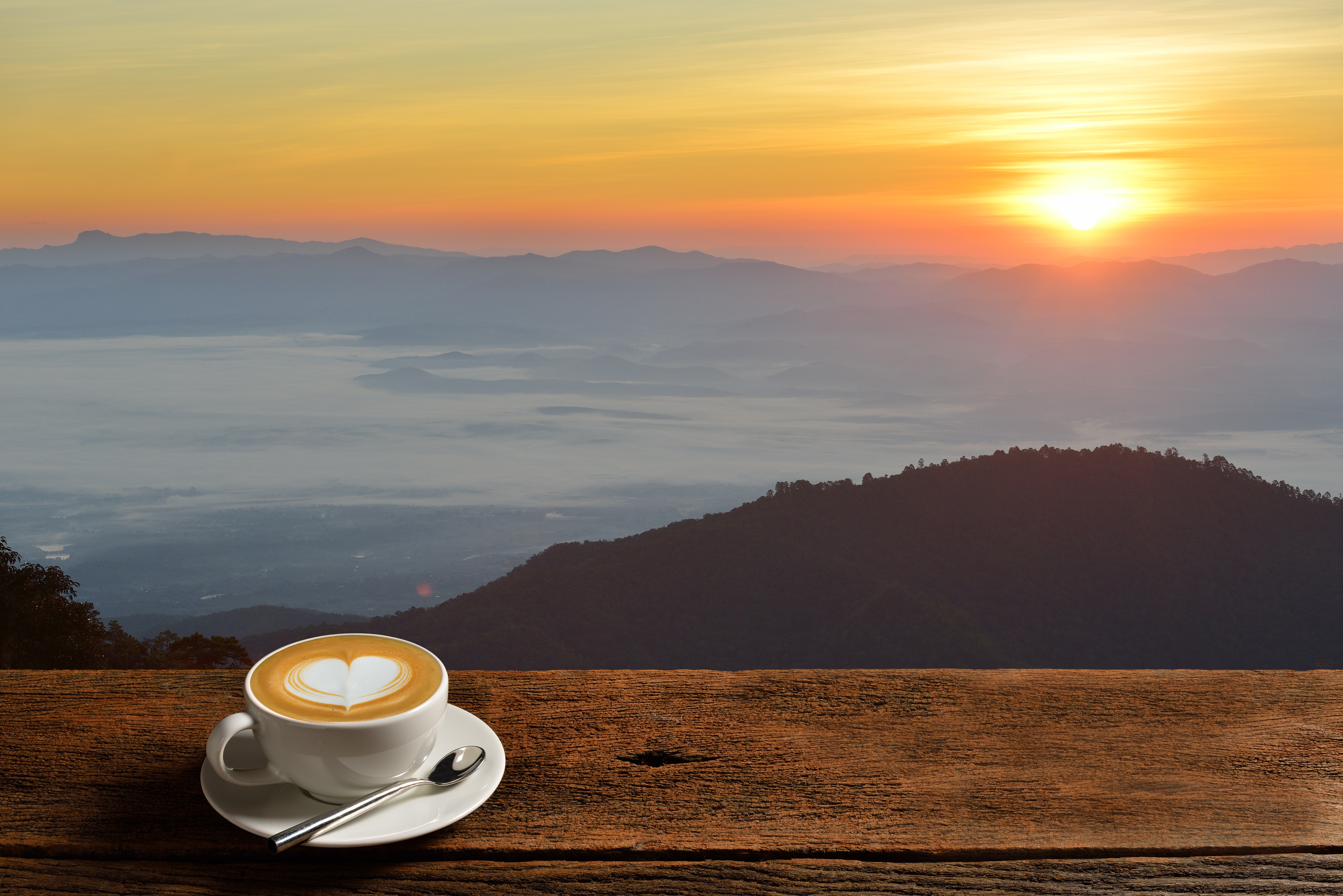 Ра новый день. Кофе на рассвете. Утро кофе солнце. Чашка кофе в горах. Кофе с красивым видом.