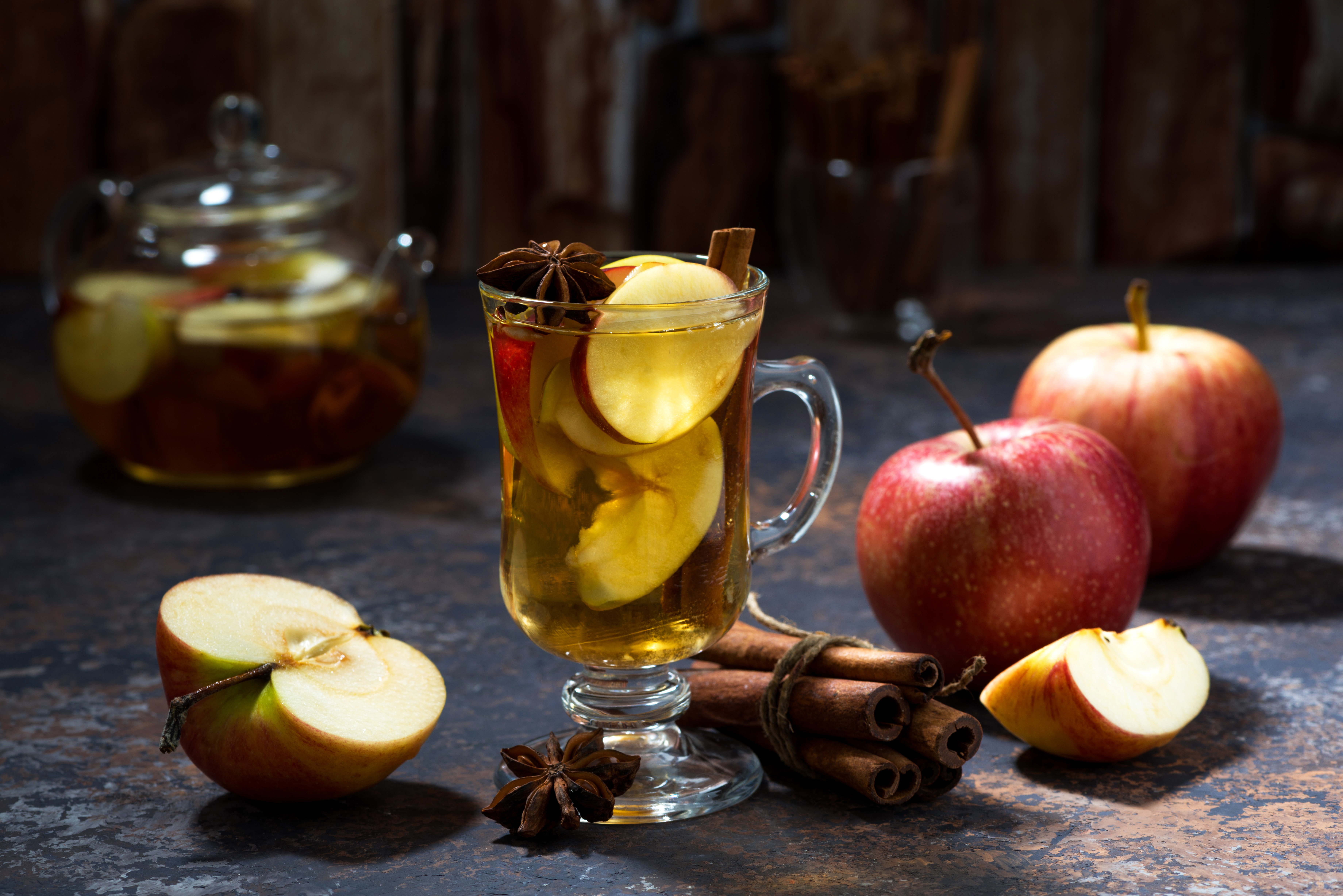 Приготовление фруктовых напитков. Чай с яблоком и корицей. Яблочный глинтвейн безалкогольный. Чай с фруктами. Яблоко и корица напиток.