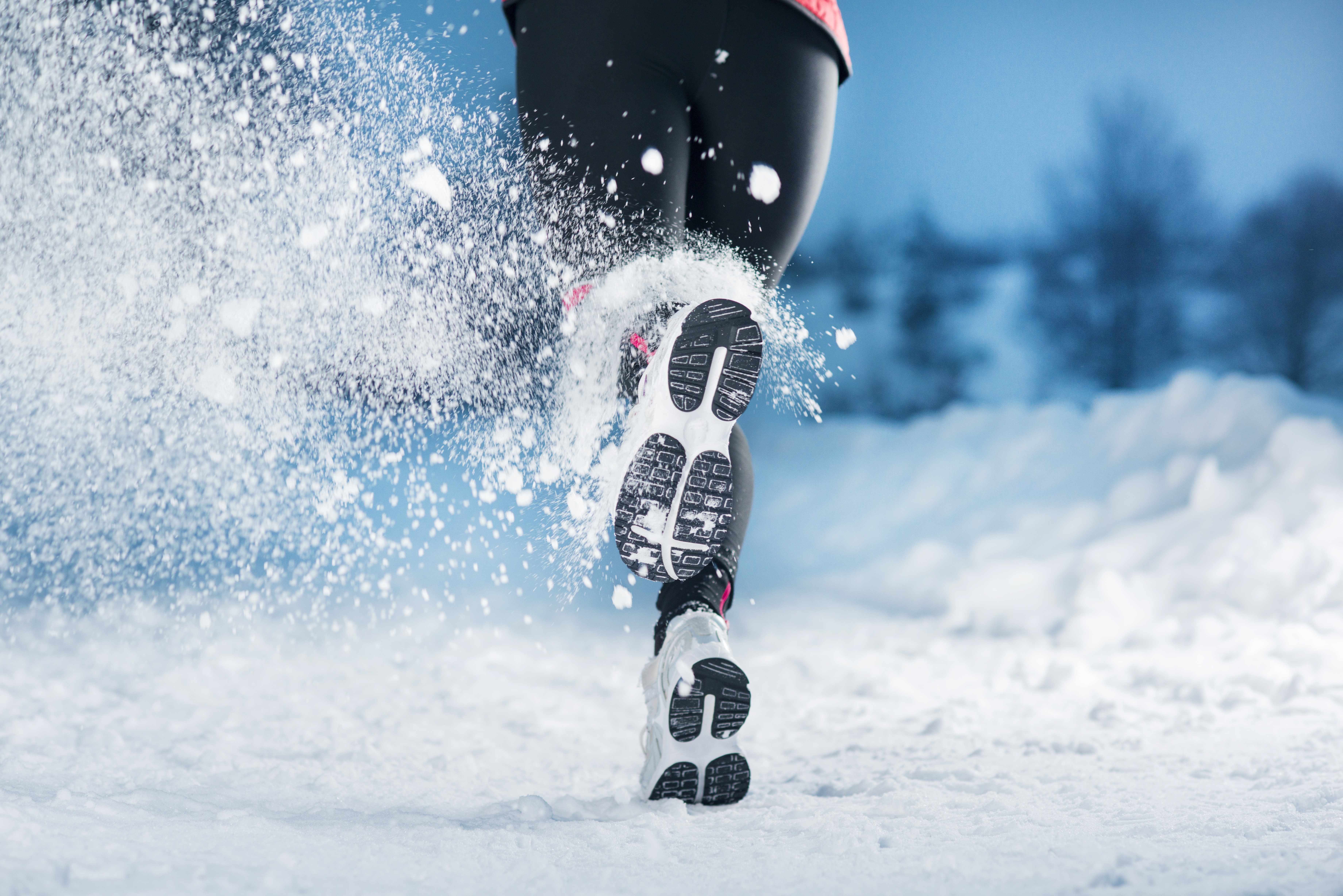 Январский утренний порой по снегу скрип веселый. Бег зимой. Зимняя пробежка. Зима спорт. Спорт зимой.