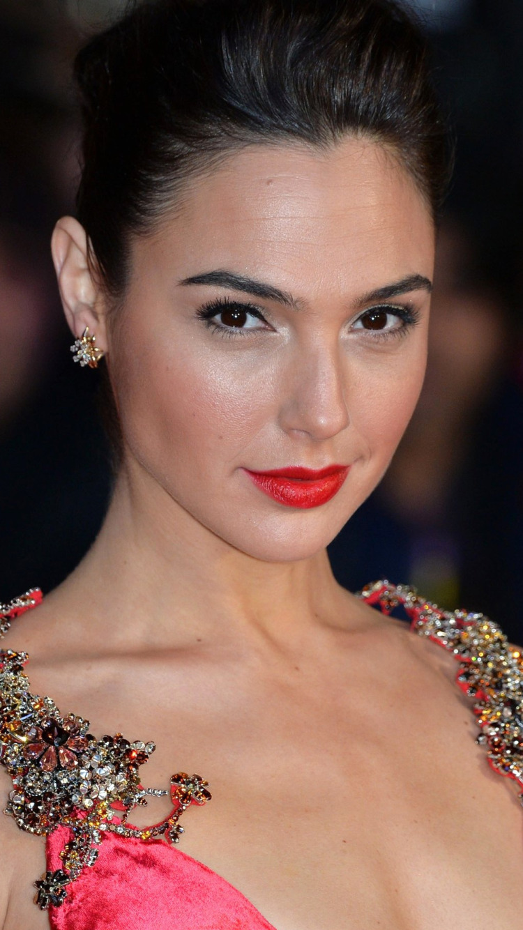 Download Wallpaper Look, Girl, Face, Earrings, Makeup, Dress, Gal Gadot ...