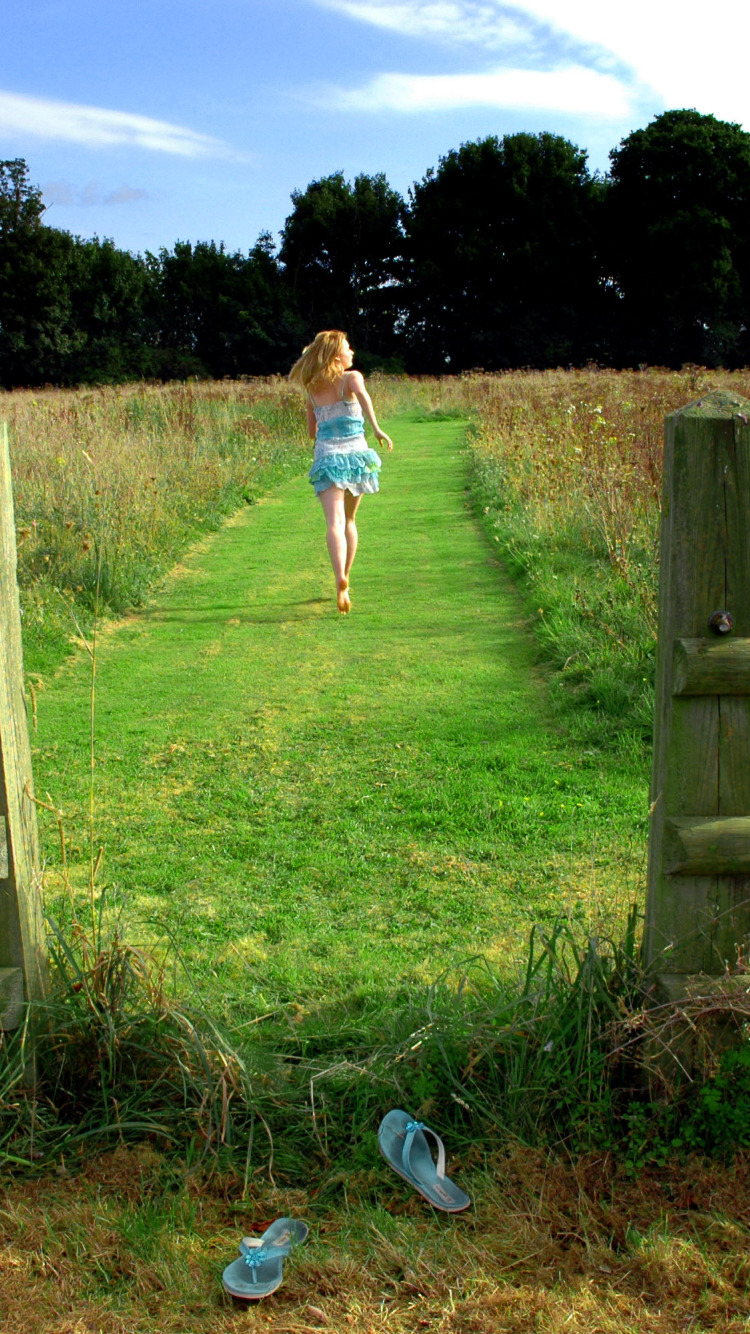 Download Wallpaper Field Grass Girl Fence Running Slippers