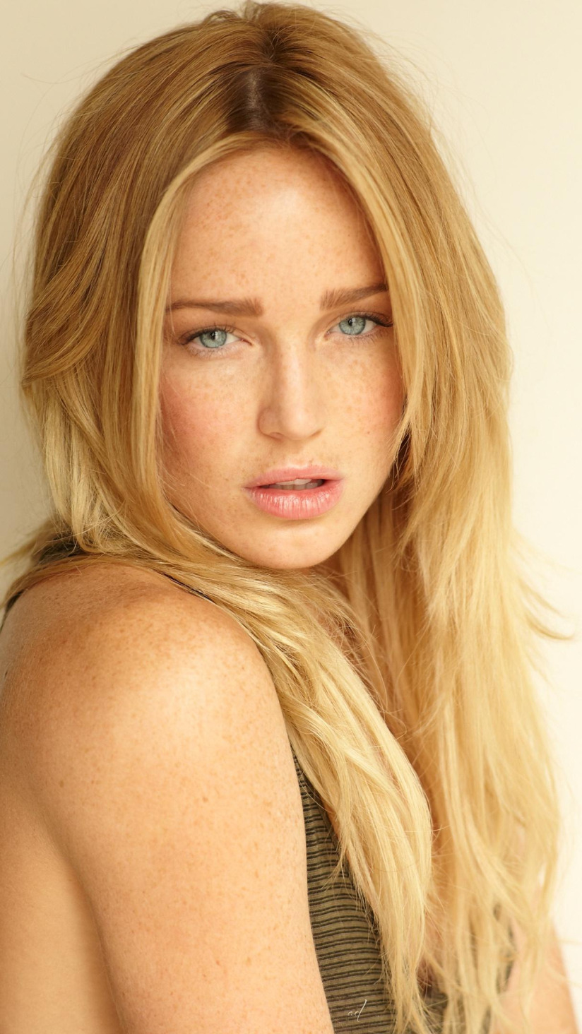 Download wallpaper girl, green eyes, look, blonde, freckles, Caity Lotz,  section girls in resolution 824x1464