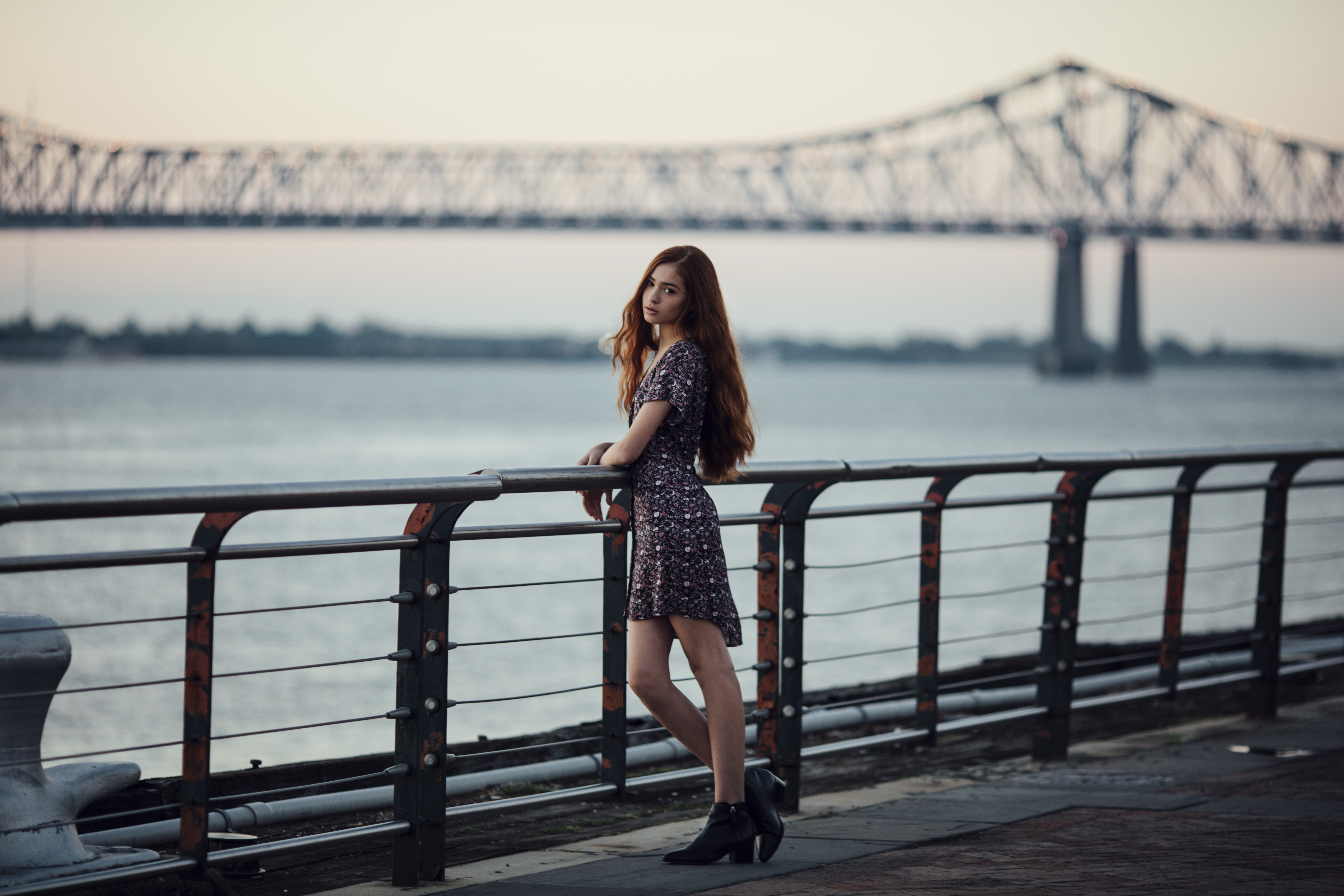 Рассказ позирует. Девушка на мосту. Фотосессия на мосту девушка. Фотосессия девушки на набережной. Позы для фотосессии на набережной.