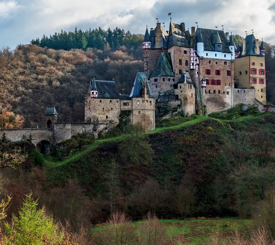 Castle mountains. Замок Эльц. Замок Эльц Рейнланд-Пфальц Германия. Замок Эльц осень. Замок Сан Марино.