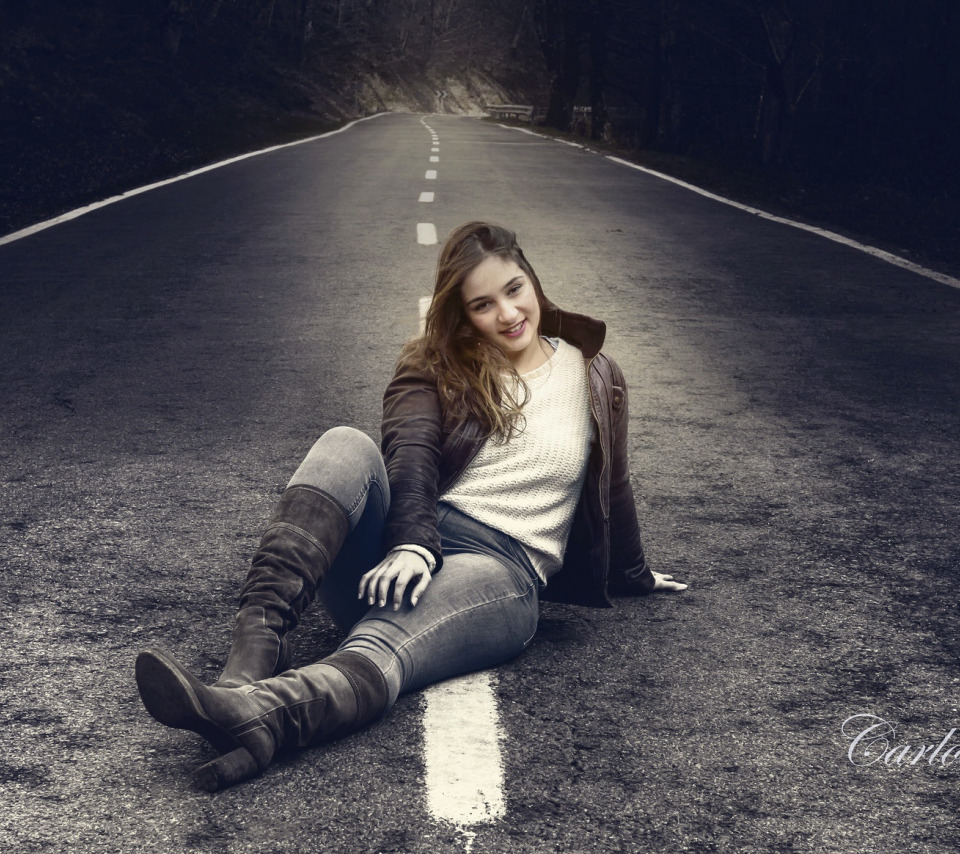 Девушка сидит на дороге